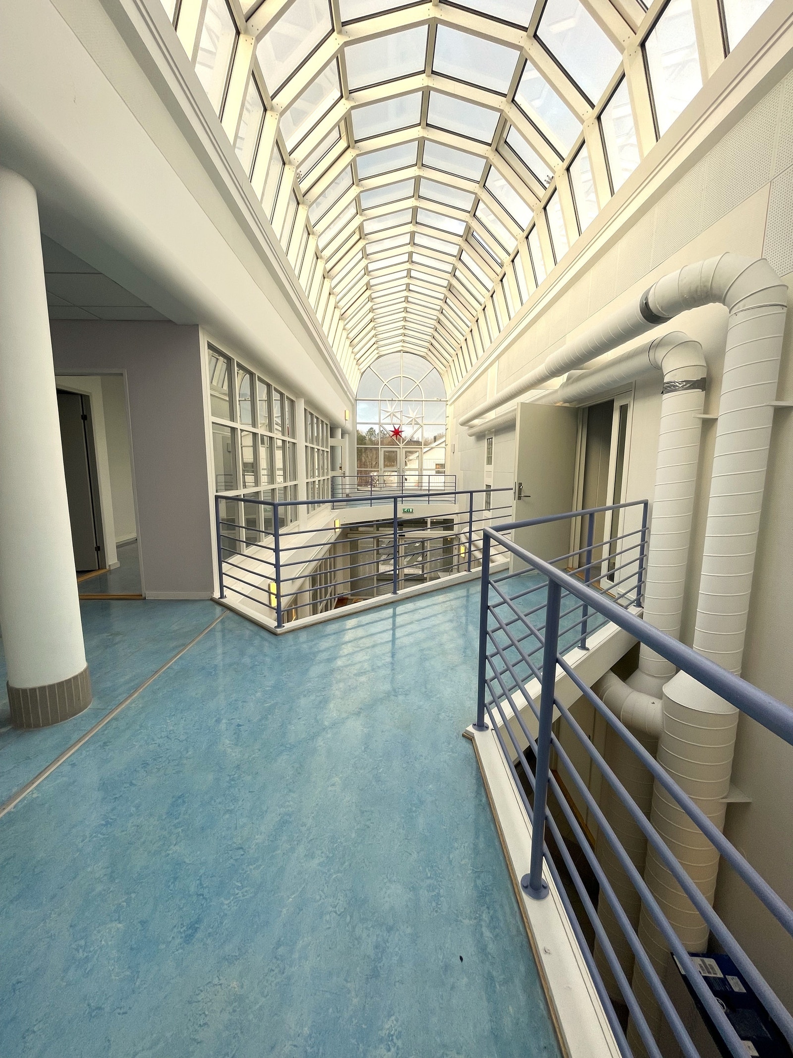 Glassgård 2.etg. Her skal rekkverket males sort med tillegg av sorte fliser og ny farge på vegger. Galleribilde