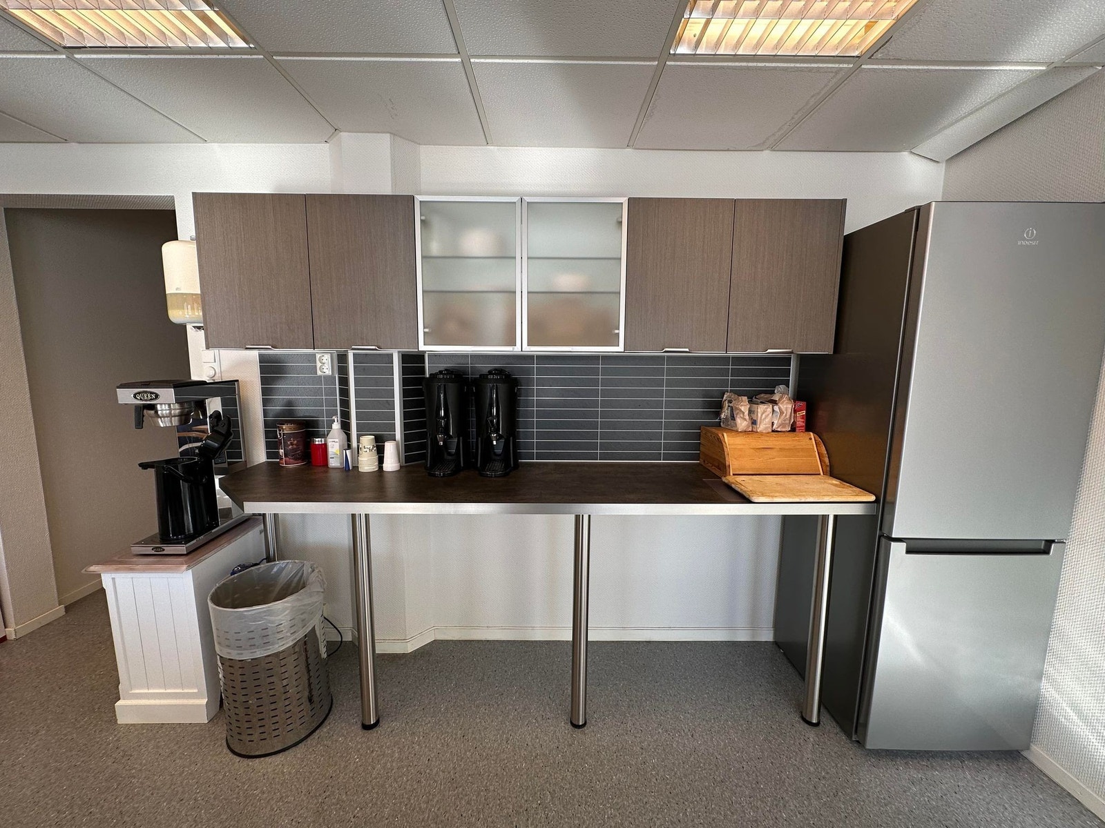 Anretningsbenk skal fjernes til fordel for sofakrok som vist på plantegninger. Galleribilde