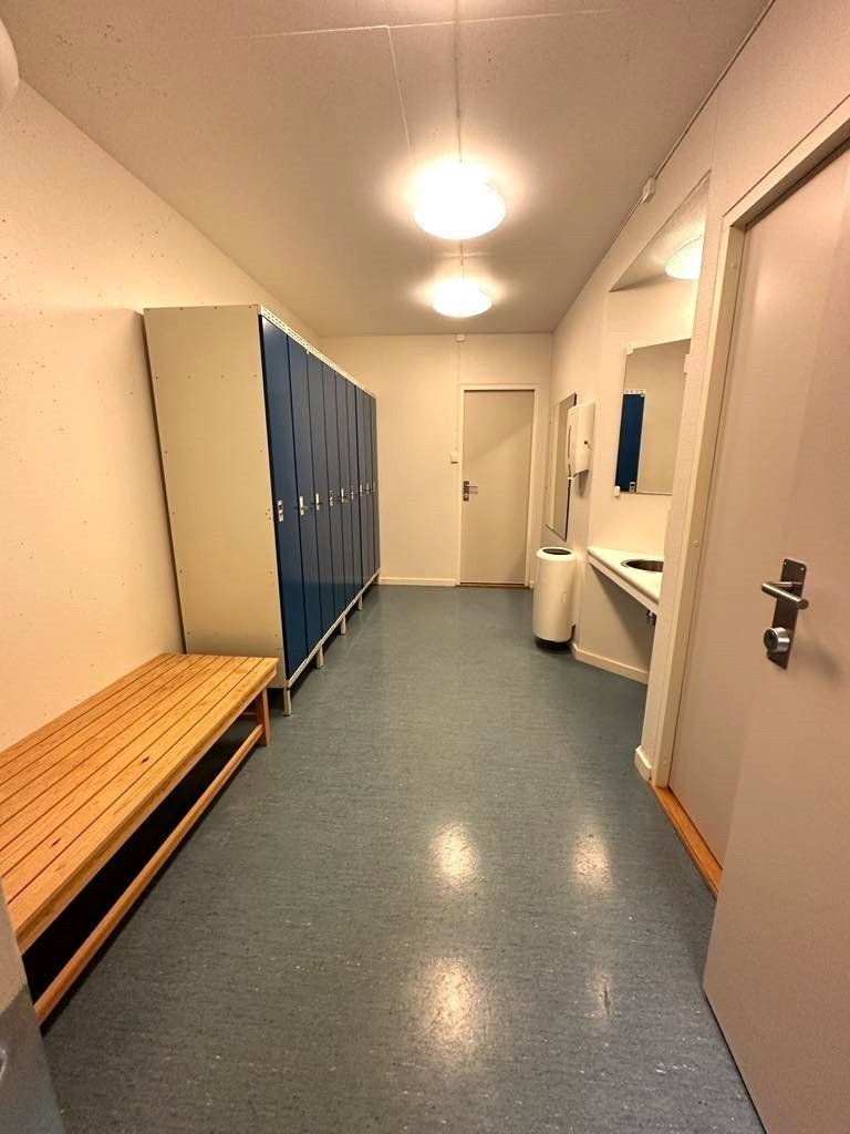 Garderobe herre m/ dusj og toalett. Galleribilde