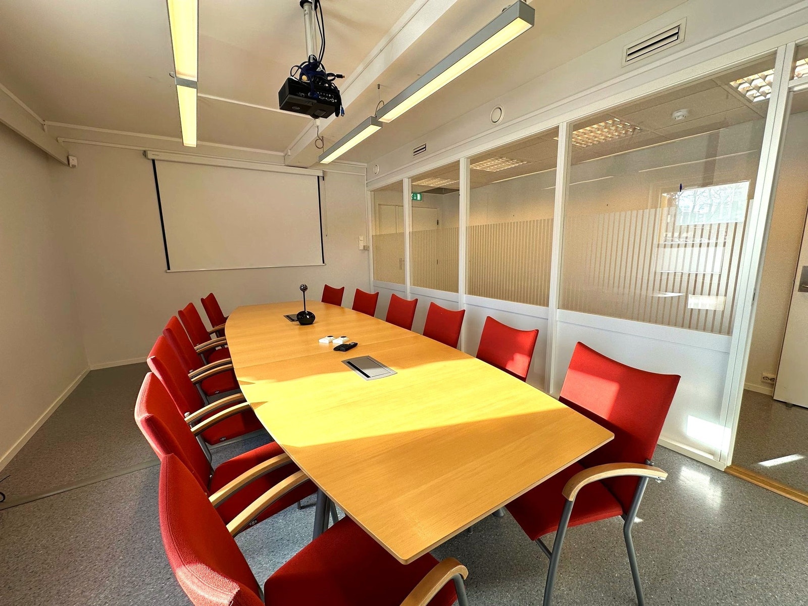 Møterom med plass til 14 personer. Galleribilde