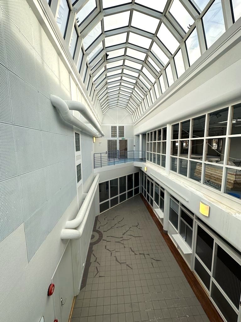 Glassgård. Her vises vestfløy 2.etg. under oppussing. Det blir nye fliser og ny glassvegg 1.etg. Galleribilde