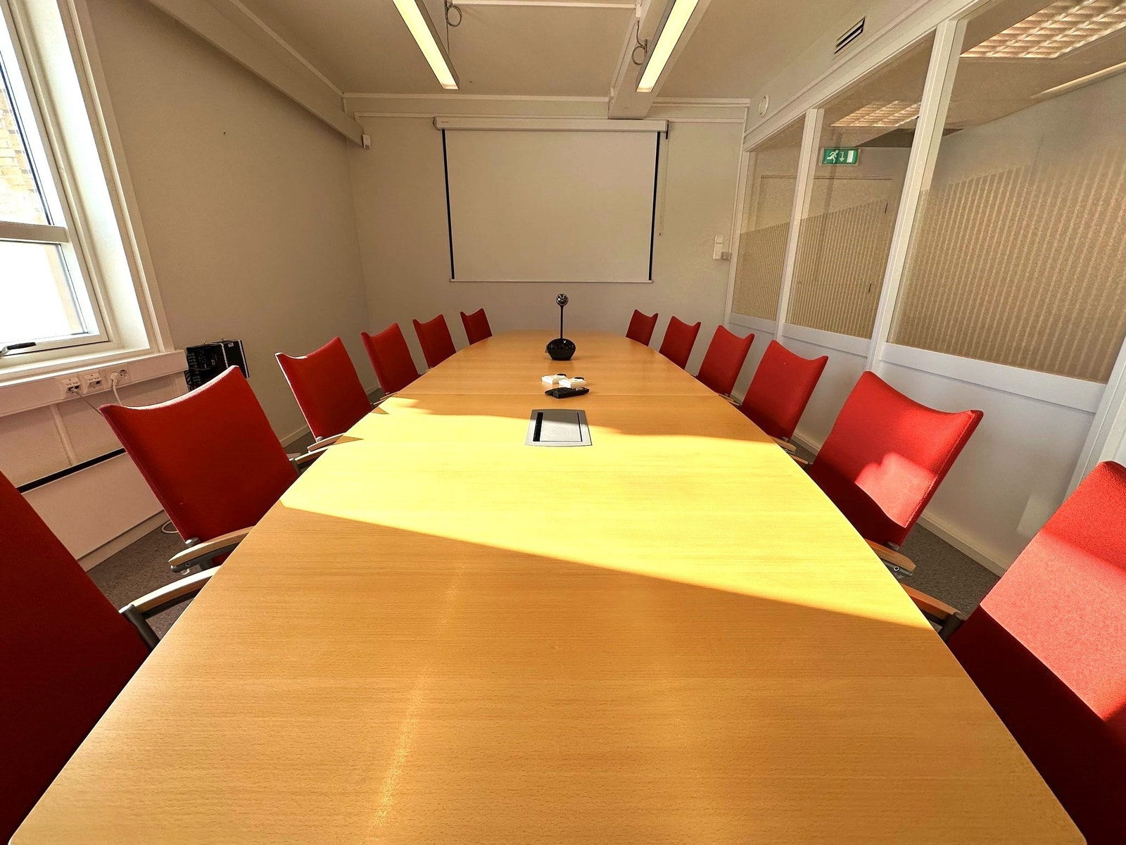 Møterom med plass til 14 personer. Galleribilde