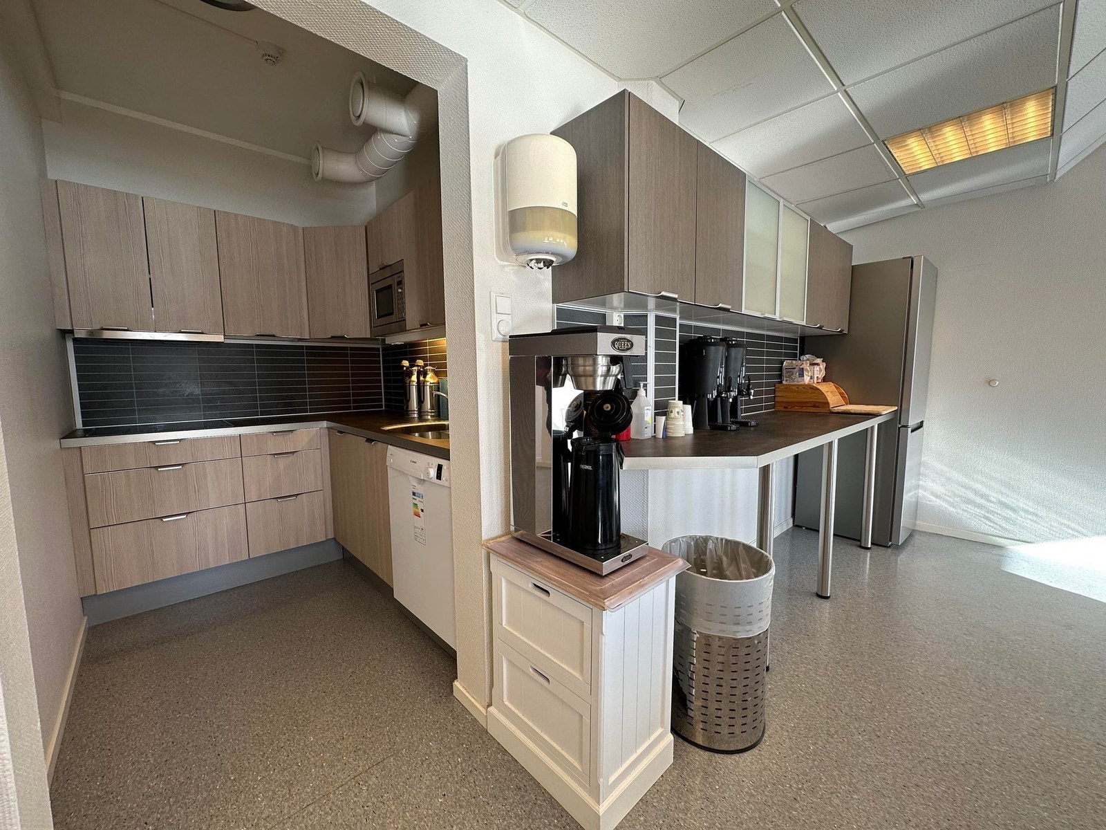 Kjøkkenet skal utvides og anretningsbenk fjernes. Galleribilde