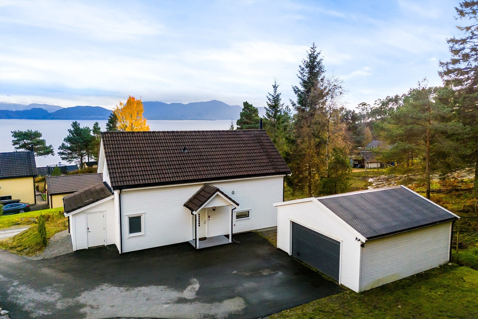 Romslig og moderne enebolig med garasje Galleribilde