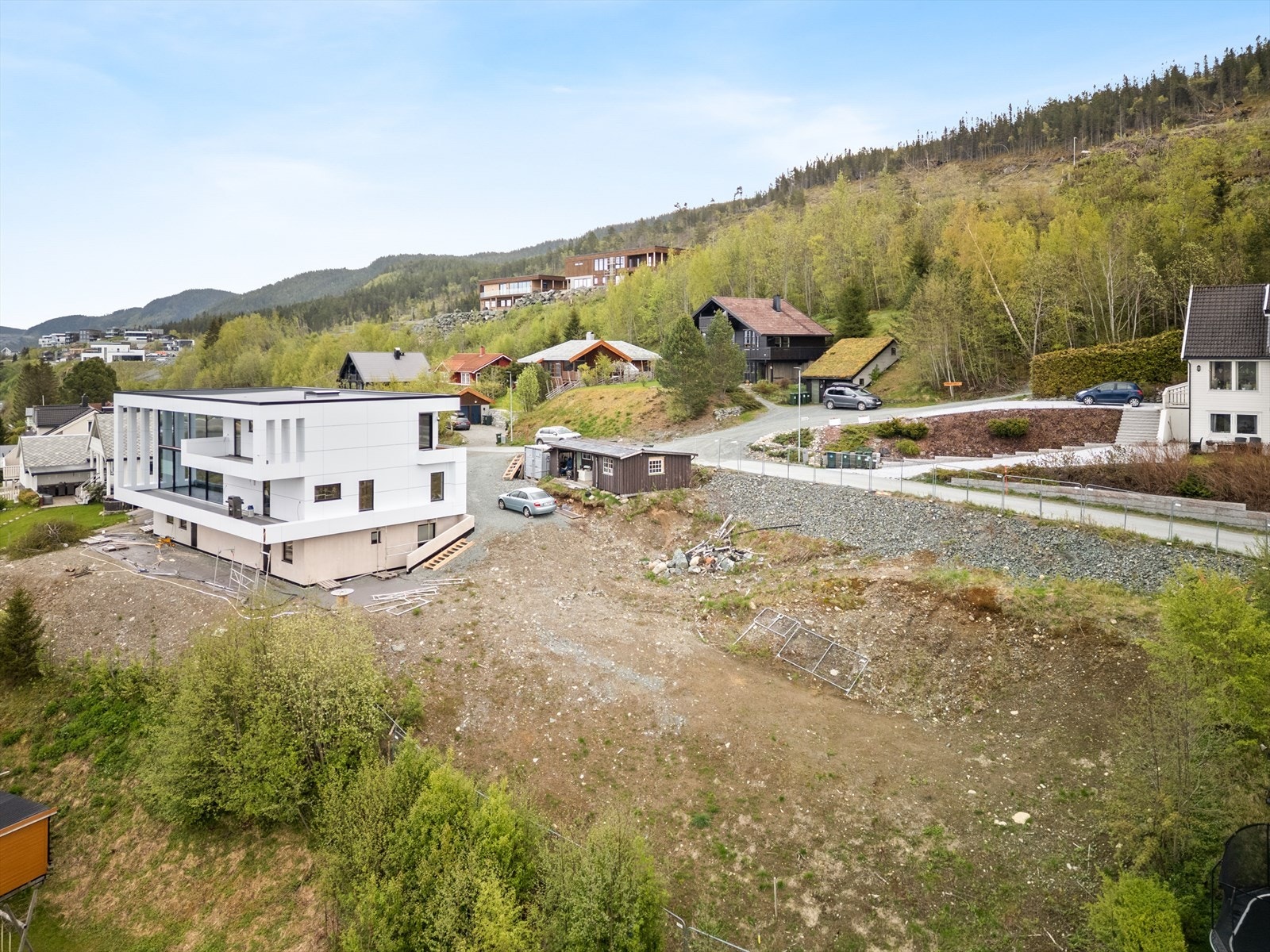 Her vil du kommet tett på marka, få fantastisk utsikt, gode solforhold og kort avstand til tettsteder som Melhus sentrum og Tillerbyen. Galleribilde