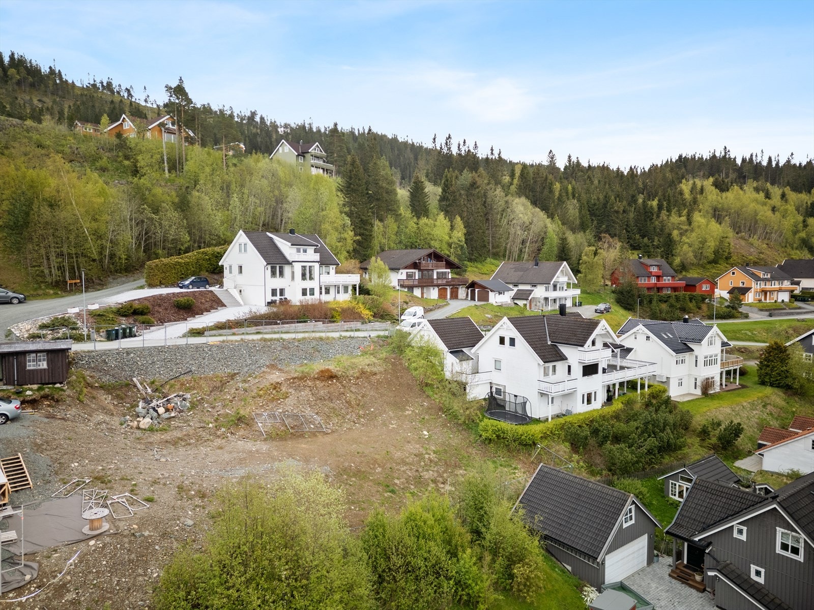 Til barneskolen er det ca. 1 km og til barnehage 500. Galleribilde