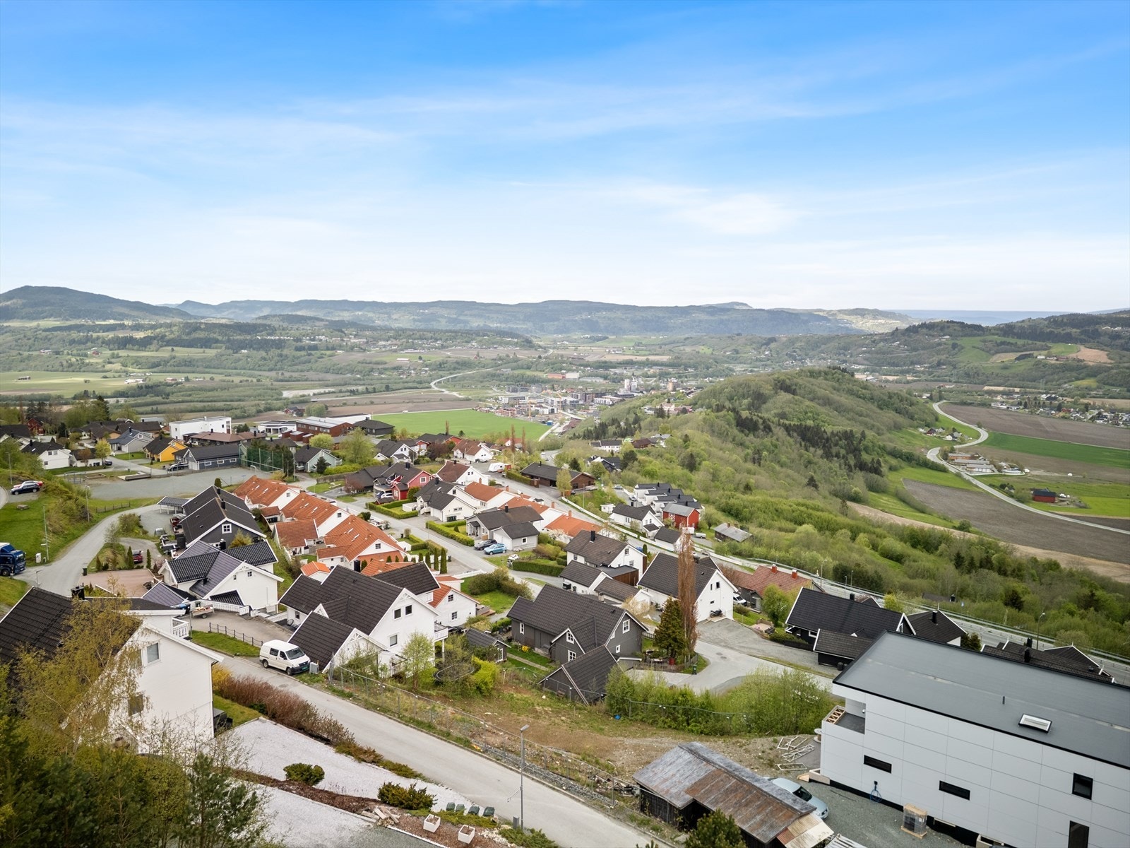 Tomta her ei fantastisk beliggenhet med upåklagelige sol og utsiktsforhold. Galleribilde