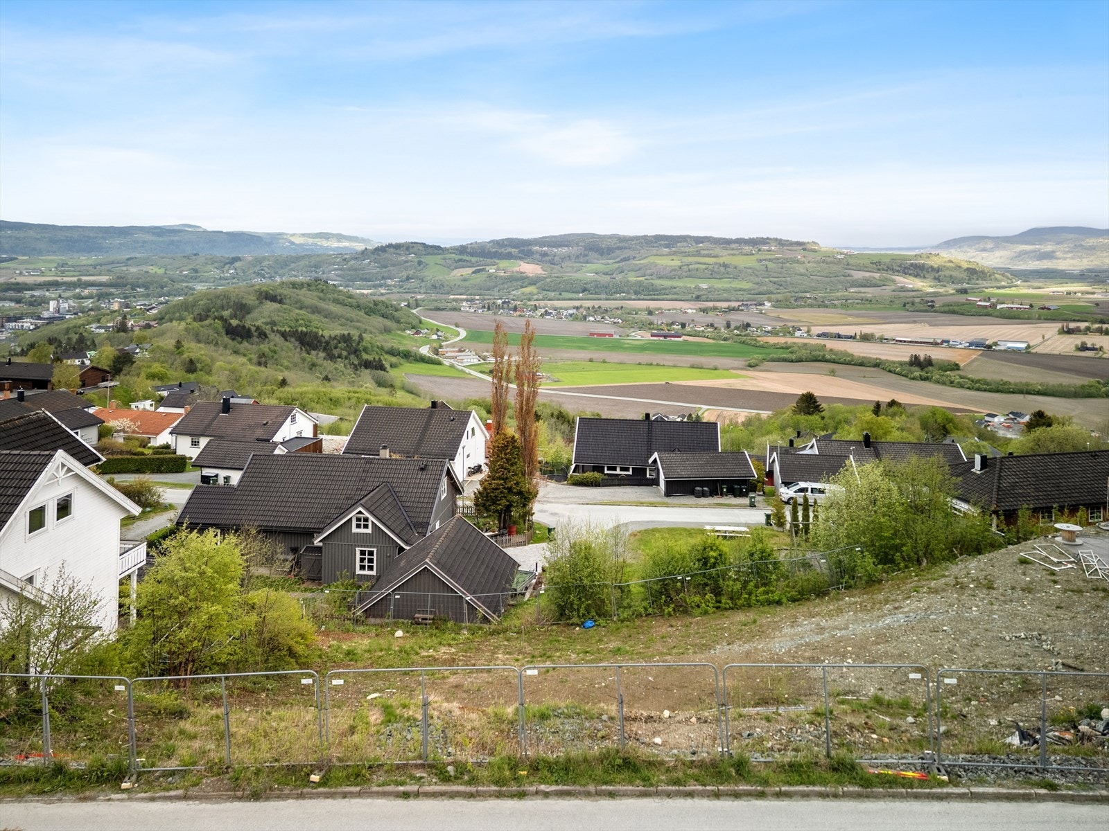Storåsen 26 er ei tomt med flere muligheter. Kopier link for 360 oversikt: https://360.interiorfoto.no/tours/44qpmhVZ6YS0b Galleribilde