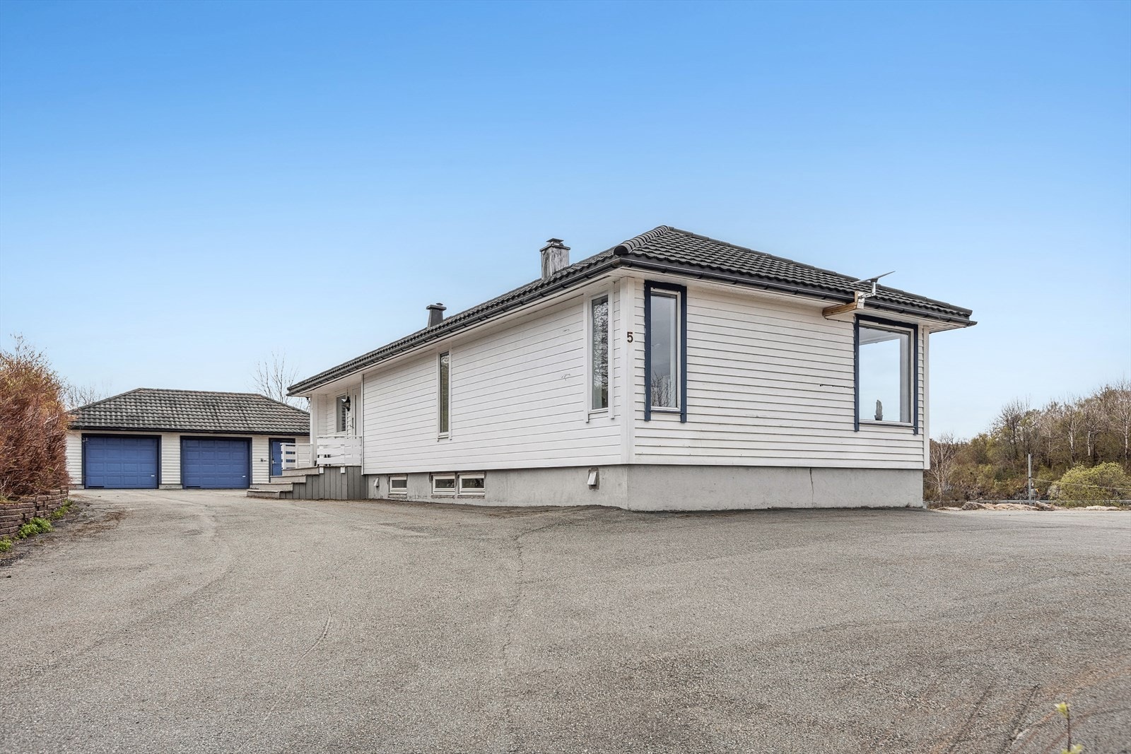 Asfaltert innkjøring og godt med parkeringsmuligheter. Galleribilde