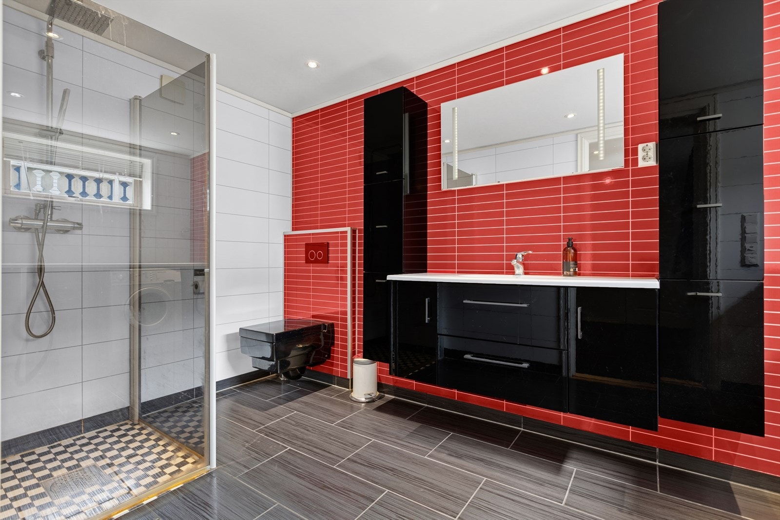 Flislagt bad med opplegg for vaskemaskin. Galleribilde