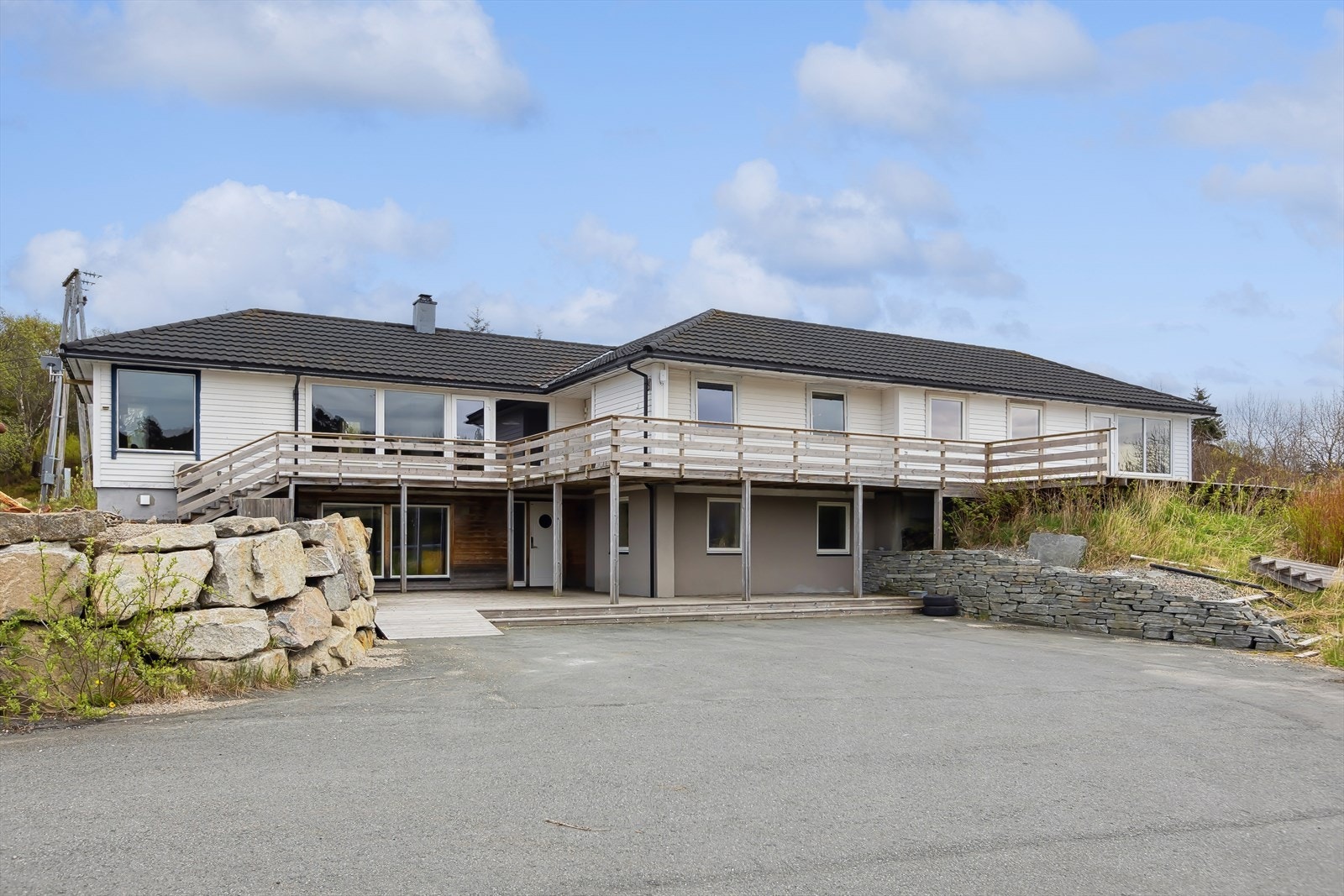 Boligen ligger på en romslig tomt som måler rett i underkant av 2 mål. Flislagt Dobbelgarasje. Galleribilde