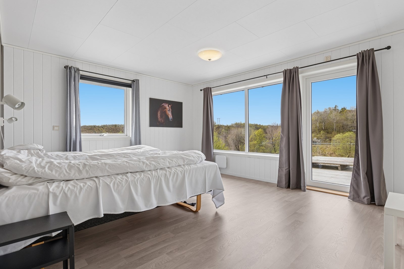 Hovedsoverommet er det største og har egen utgang til terrassen. Galleribilde