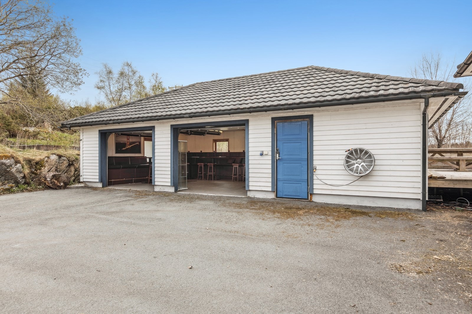 Dobbelgarasje med flislagt gulv. Oppstillingsplass på egen tomt. Galleribilde