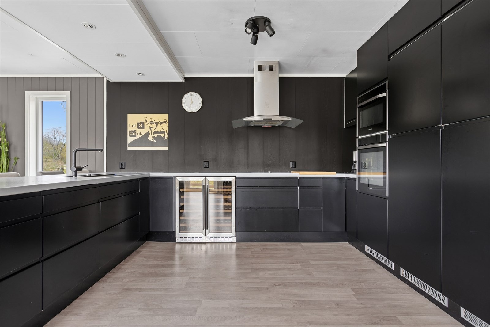 Stilrent kjøkken fra Epoq(2016) Intergrete hvitevarer med micro,stekovn/damp, vinskap og kjøleskap. Galleribilde