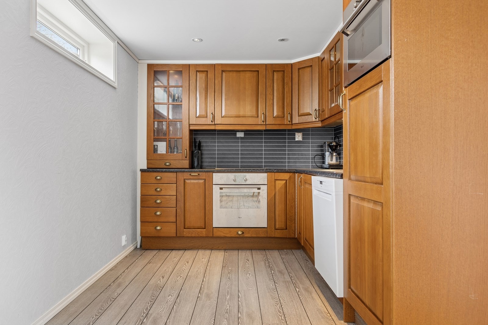 Kjøkkenet har en åpen løsning inn mot stuen. Galleribilde