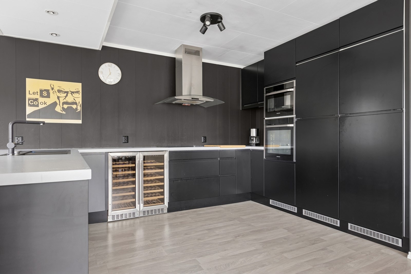 Intergrete hvitevarer med micro, stekovn/damp, vinskap og kjøleskap. Galleribilde