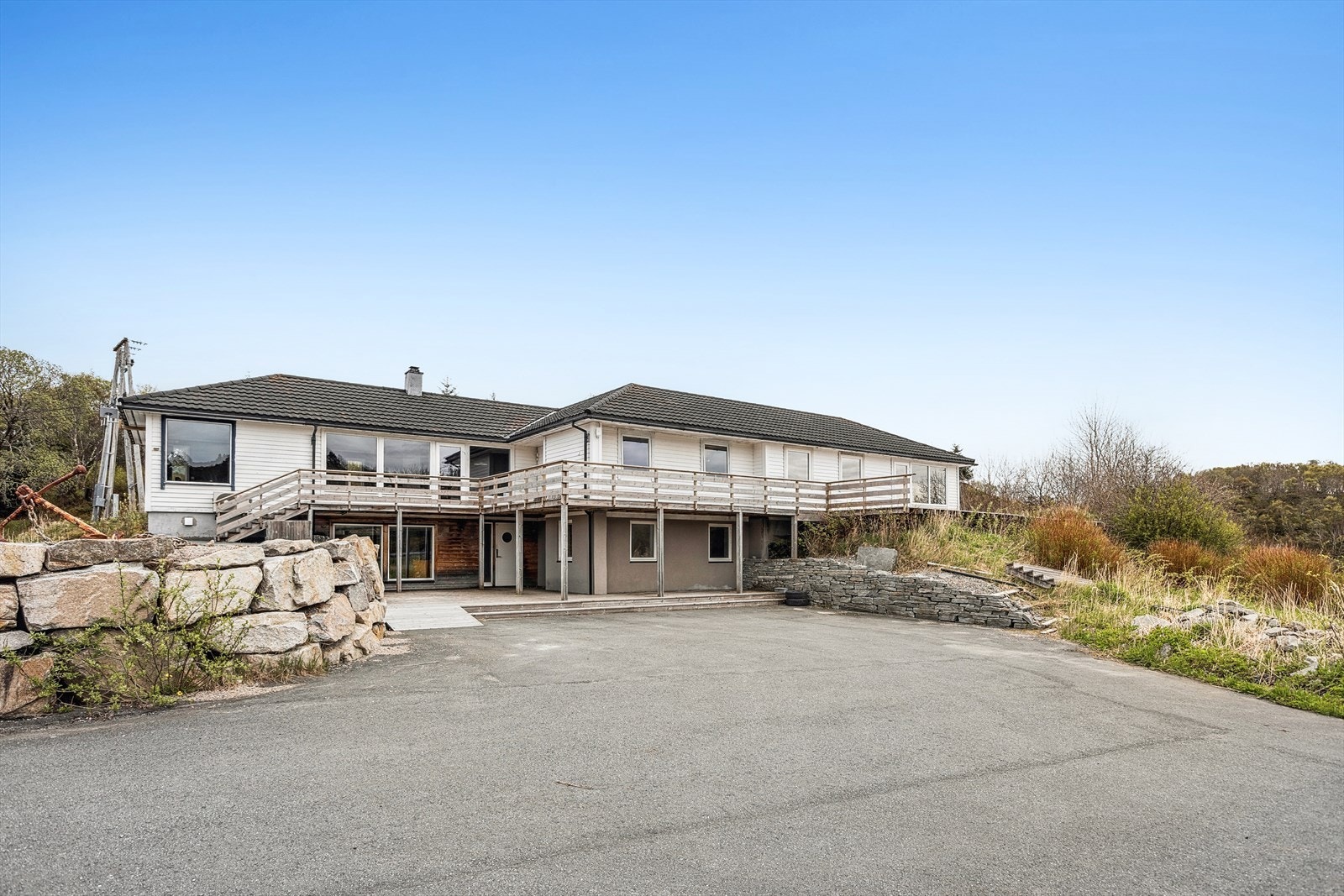 Det er naturlig tillagt to parkeringsplasser til sokkelleiligheten. Galleribilde