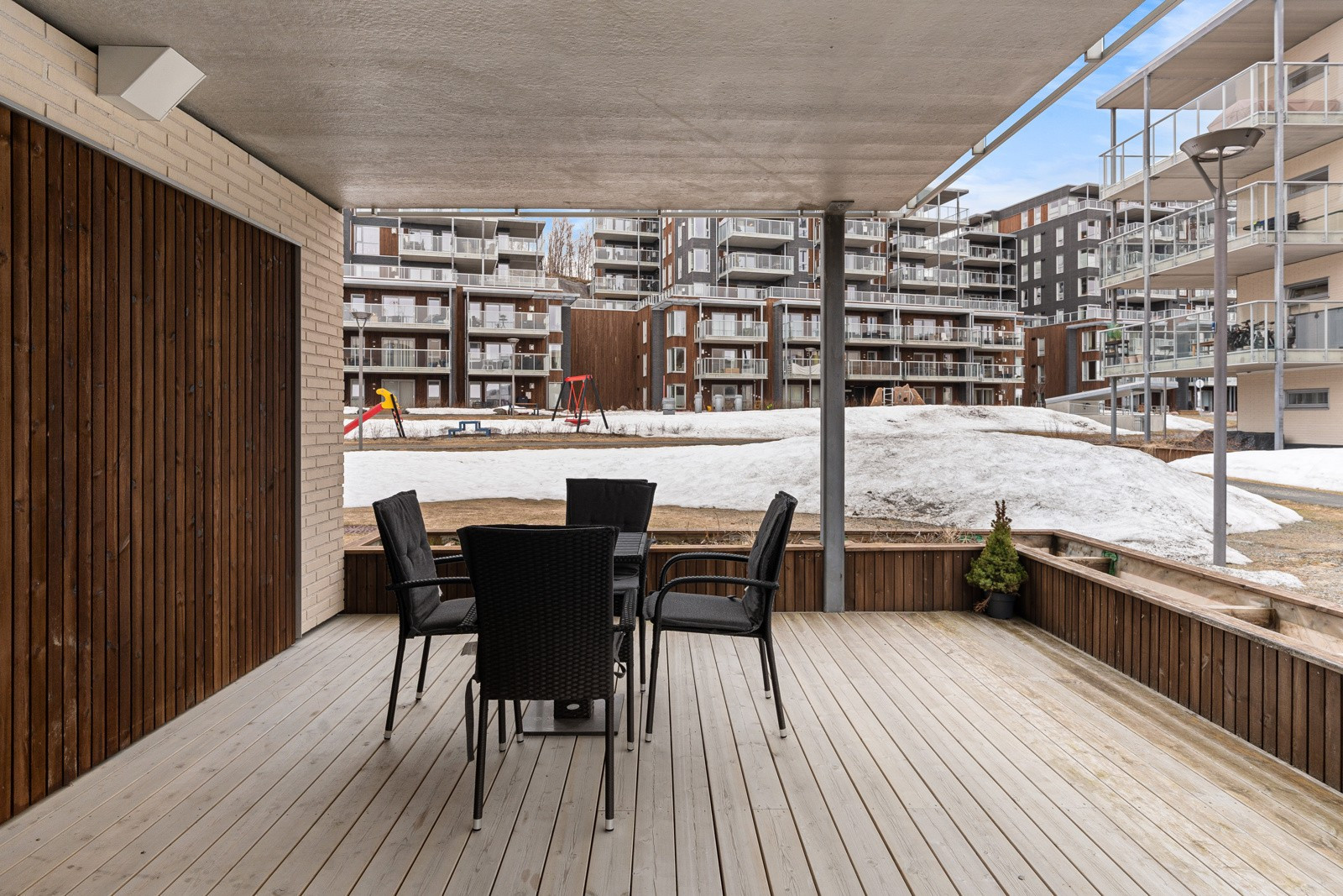 Her har du god plass til utemøbler, beplantning og grill. Overbygget gjør terrassen svært bruksvennlig.