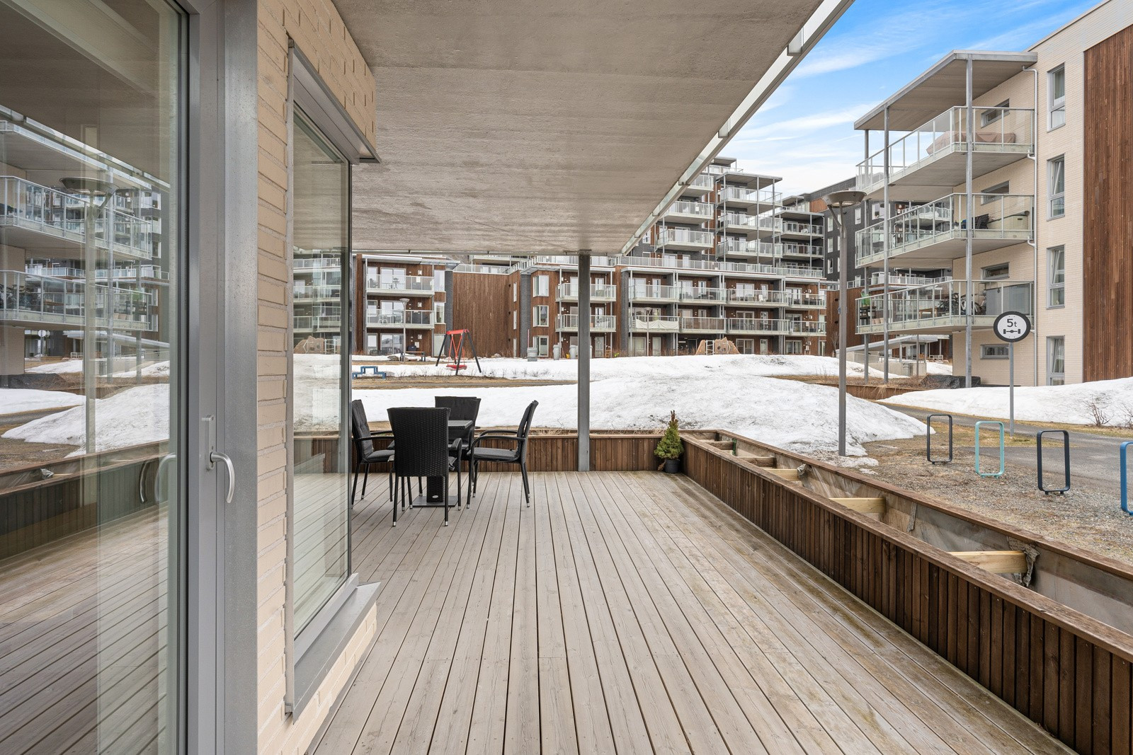 Fra stuen er det utgang til stor takoverbygd terrasse.