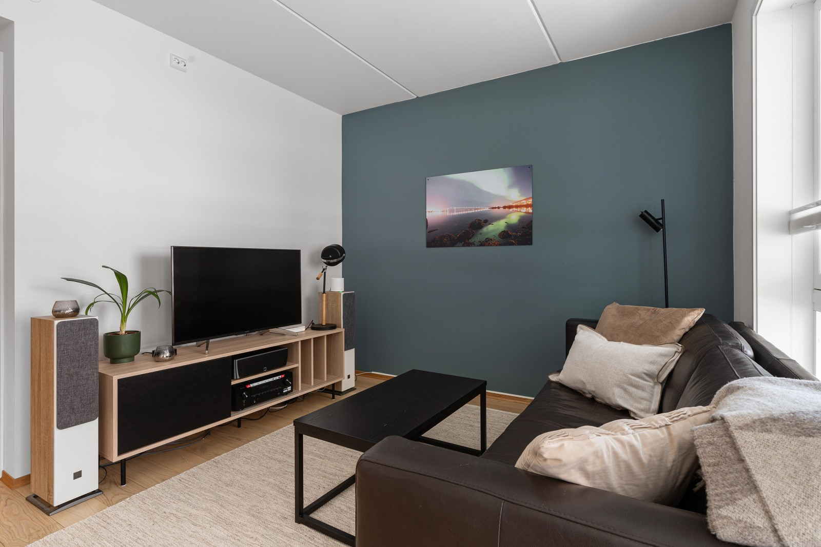 Leiligheten har naturlige soner for innredning av sofagruppe og spisebord.
