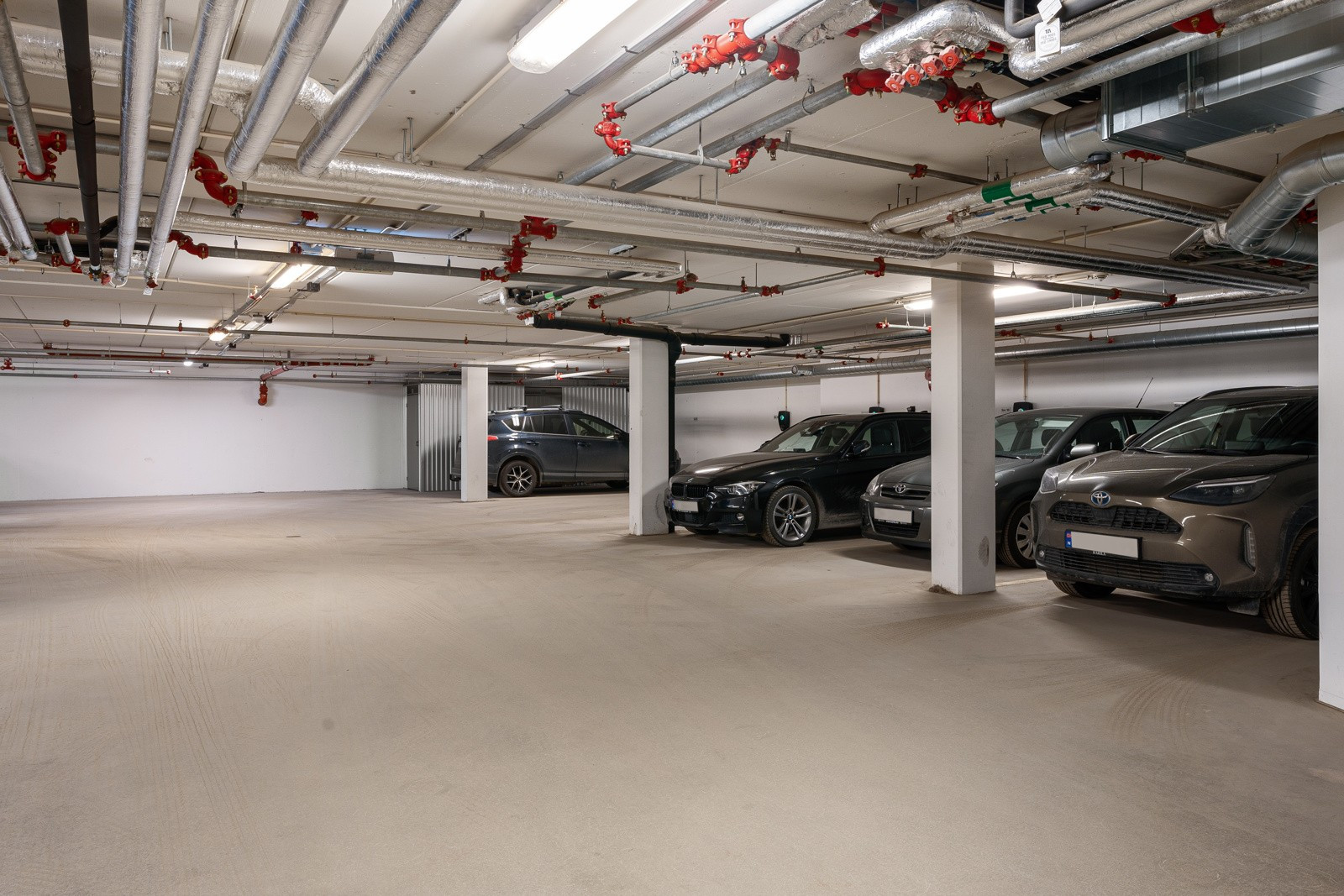 En parkeringsplass i felles garasjeanlegg (ikke bilheis). I tillegg følger det en sportsbod med leiligheten.