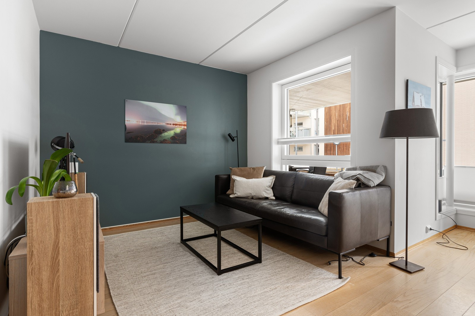 I stuen har du god plass til stor sofa med tilhørende sofabord.