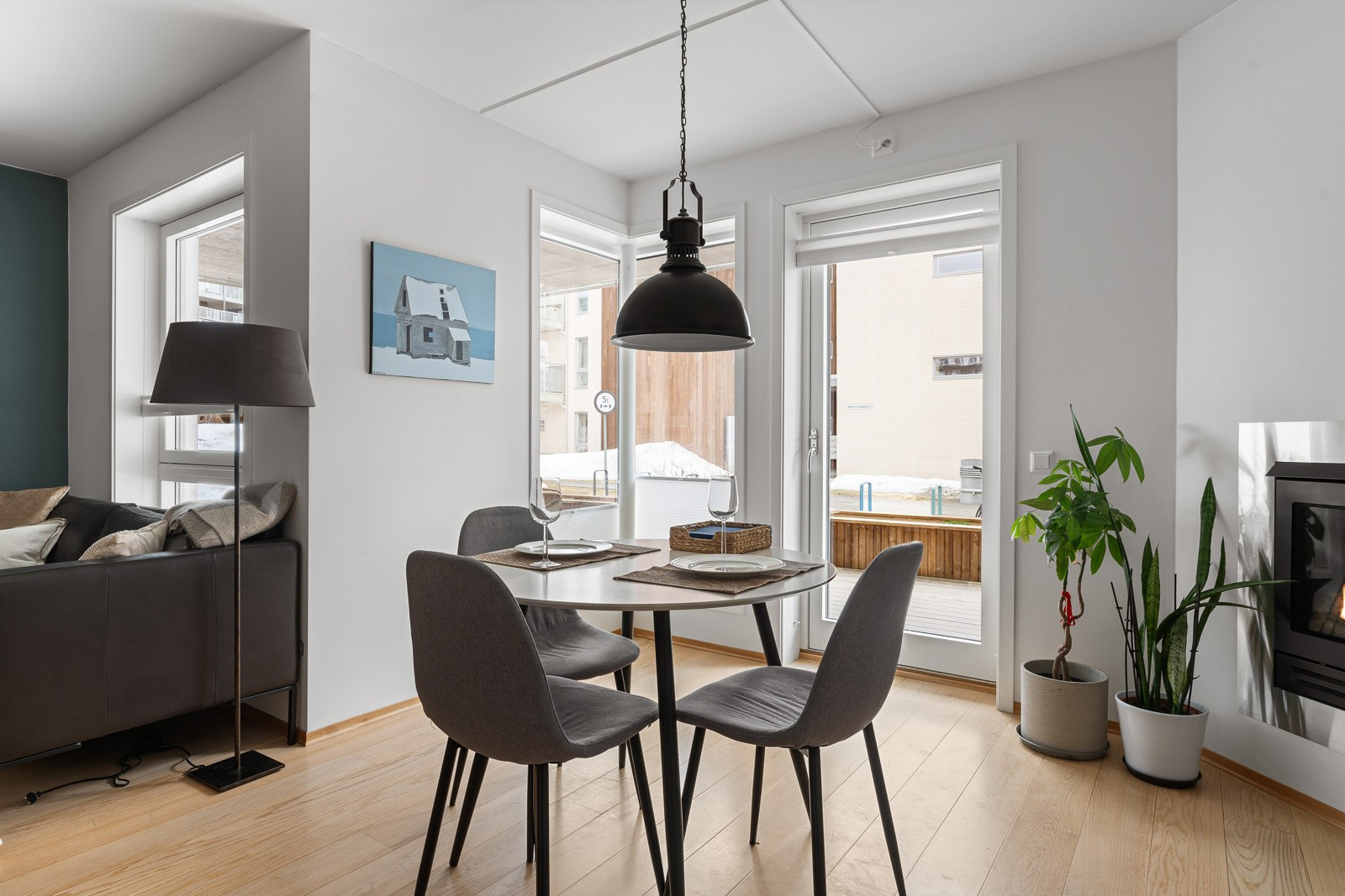 Her har du naturlige soner for innredning av både sofagruppe og spisebord.