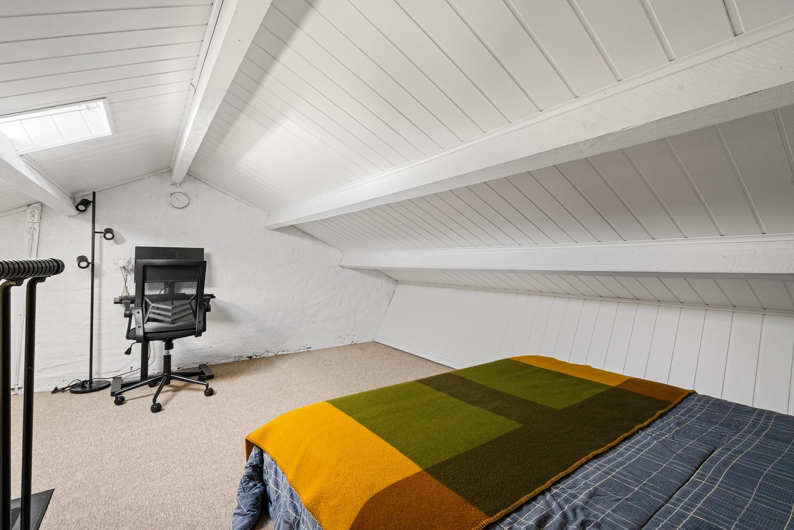 Loftsetasjen er lyst og trivelig. I dag brukes det som hjemmekontor og gjesterom. Skråtak og takvindu gir en lun og sjarmerende atmosfære, samtidig som det slipper inn godt med dagslys. Galleribilde