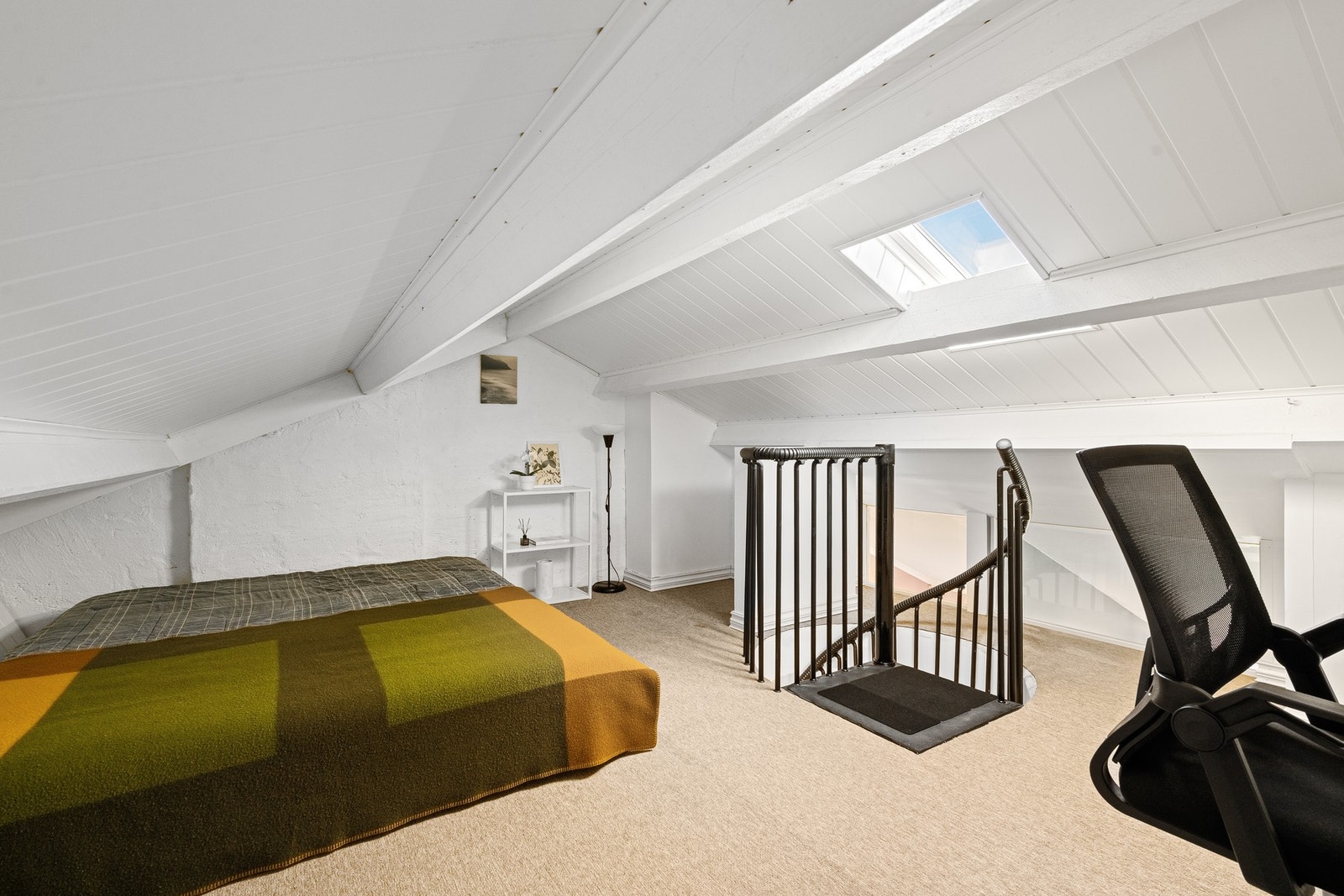Lyst og funksjonelt loftsrom - perfekt som hjemmekontor og gjesterom. (ikke godkjent) Galleribilde