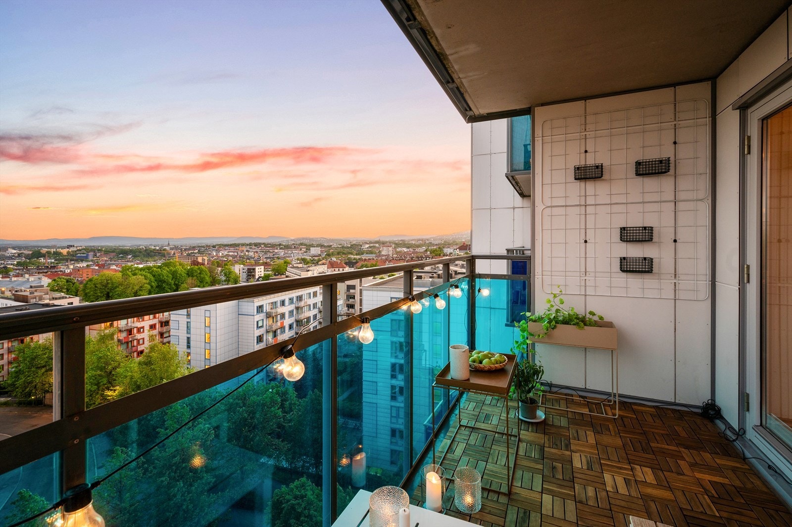 Her sitter du høyt og fritt med storslått utsikt mot by og fjord. Galleribilde