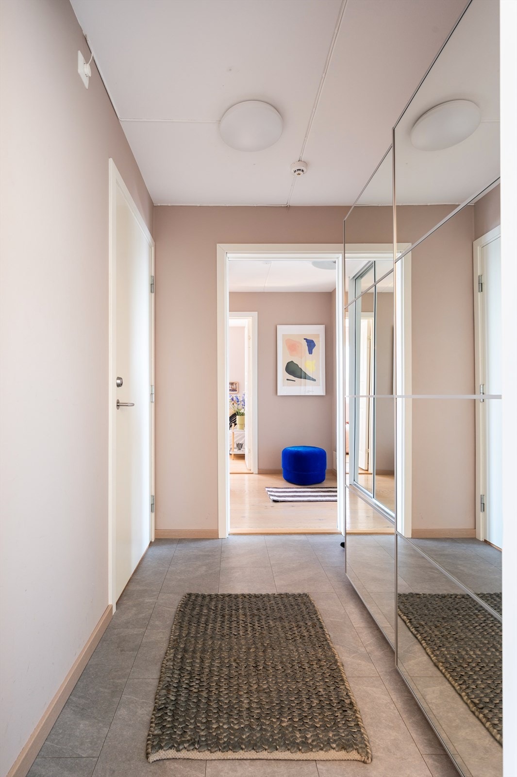 Praktiske skyvedørsgarderober gir god plass til oppbevaring av yttertøy og sko. Galleribilde