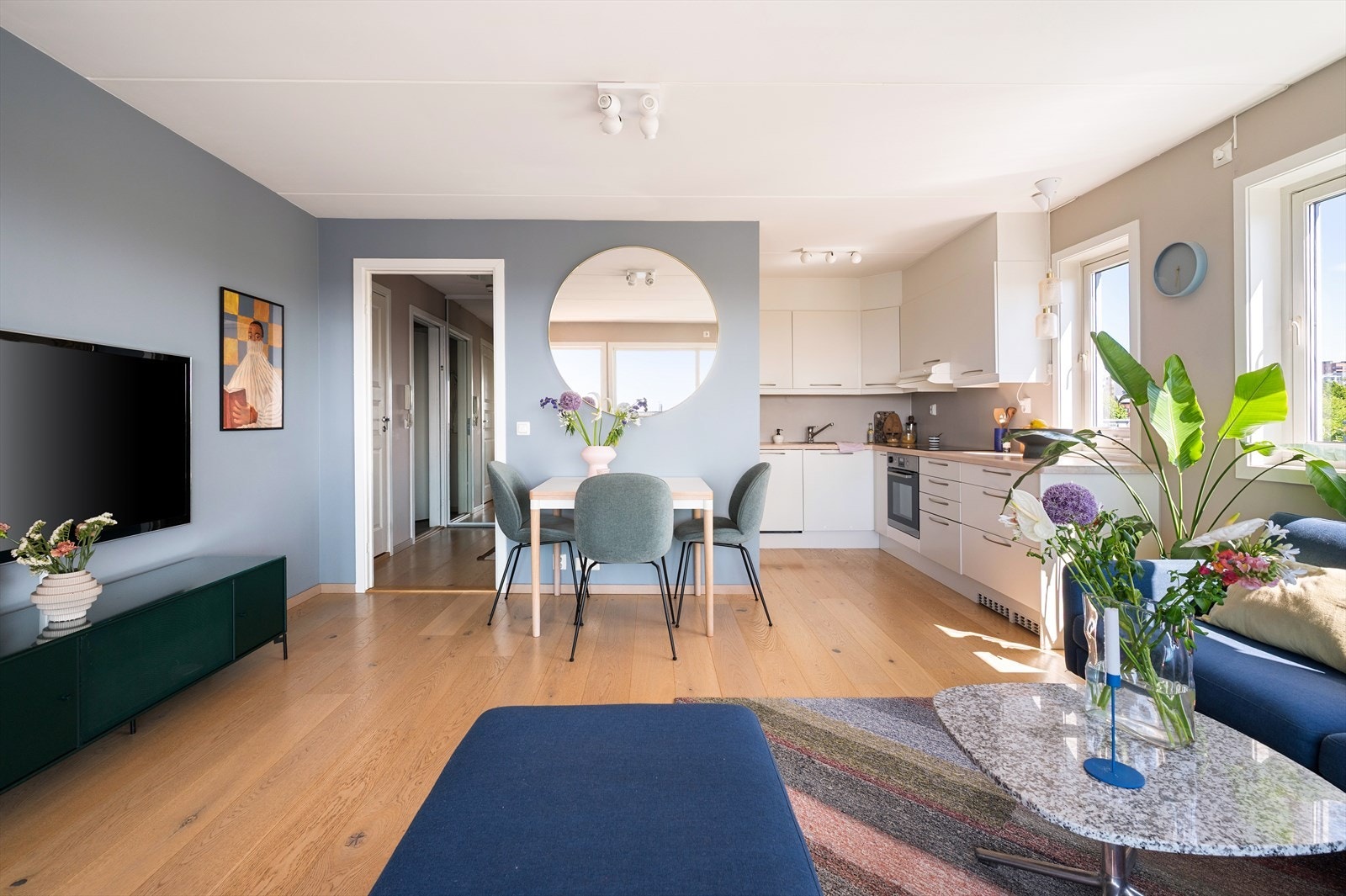 Åpen løsning mot kjøkkenet skaper en sosial sone med naturlig plass til spisebord mellom kjøkken og stue - perfekt for hyggelige måltider med familie og venner. Galleribilde