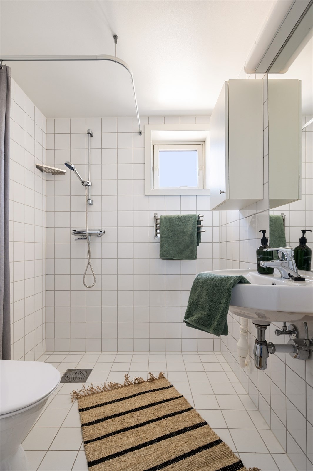 Komplett bad med varmekabler og opplegg for vaskemaskin. Galleribilde