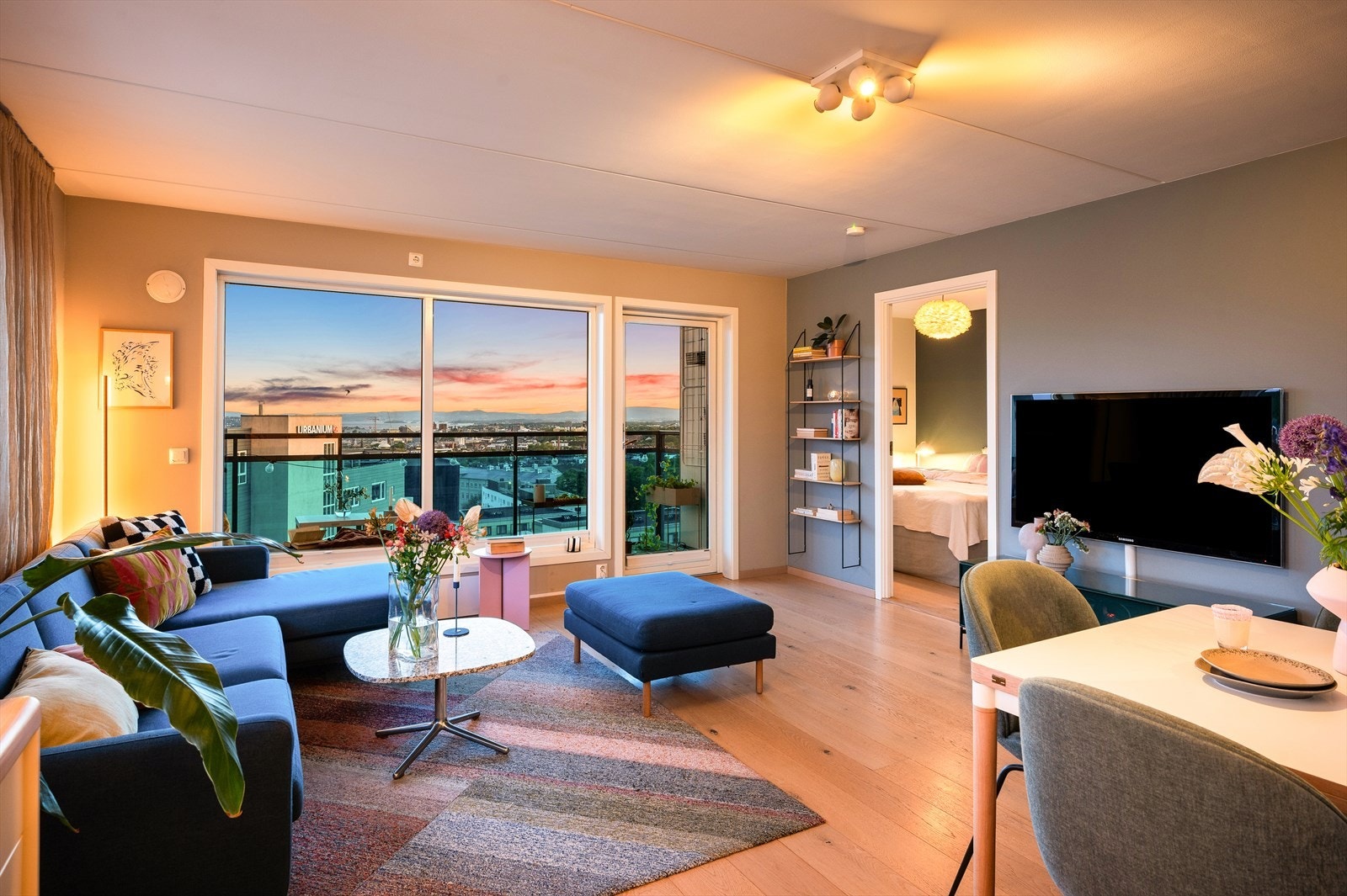 Dette er en lekker og velholdt 4-roms endeleilighet fra 2006, høyt og fritt beliggende i 10 etasje. Galleribilde