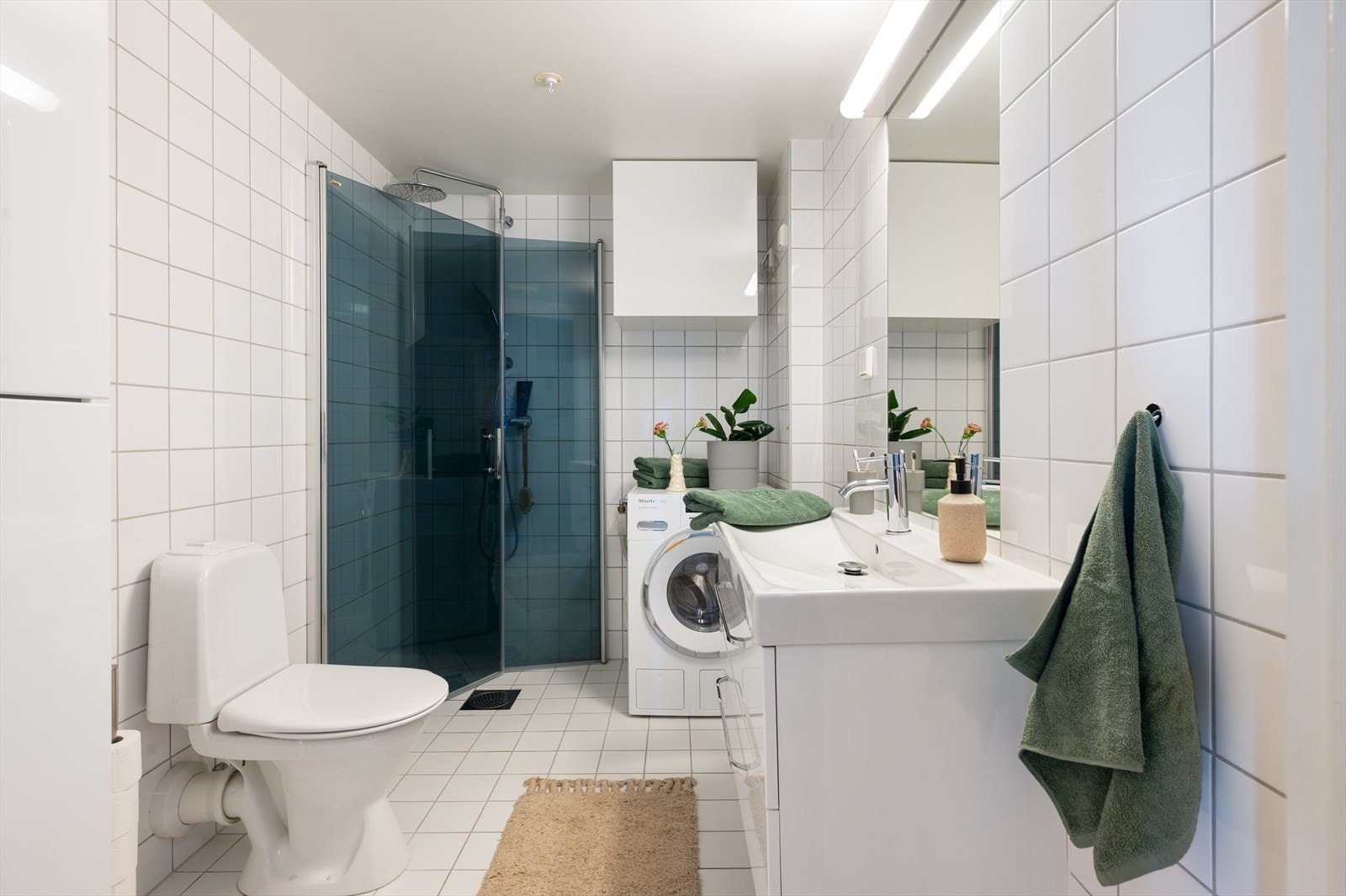 Flislagt bad fra byggeår med varme i gulv som gir god komfort. Galleribilde