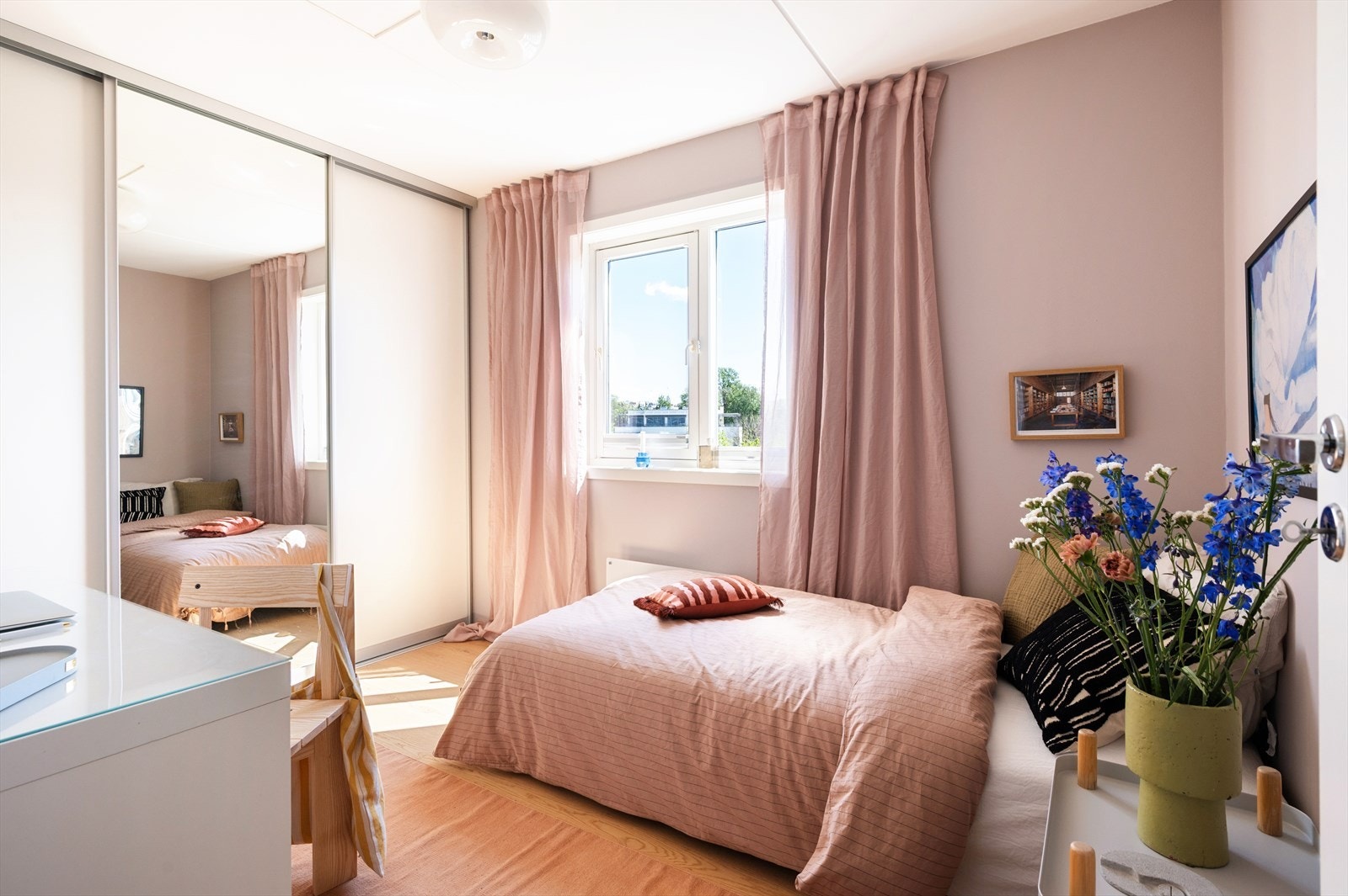 Soverom 2 - Lyst og pent soverom med ny parkett fra 2018. Galleribilde