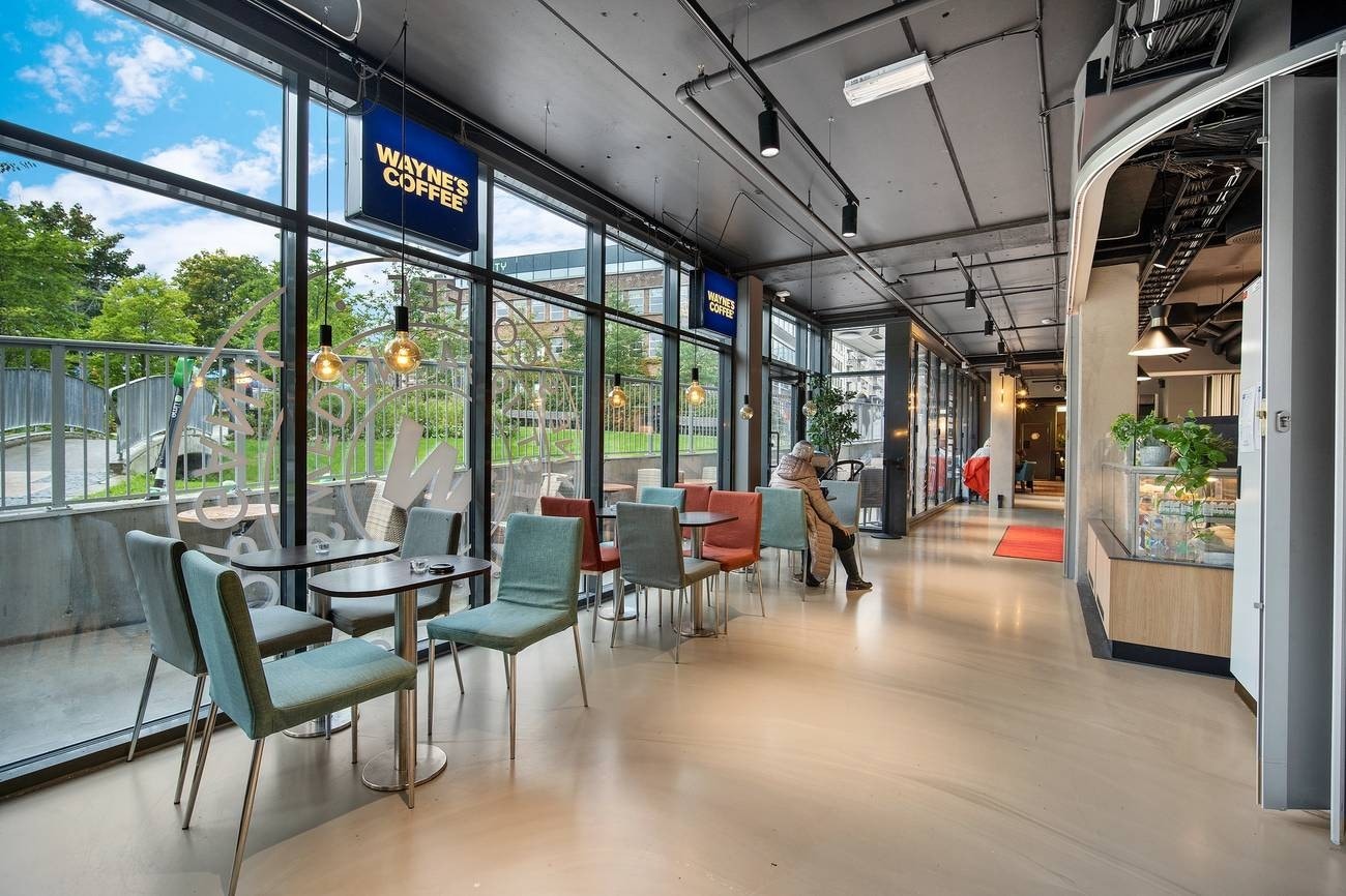 Carl Berner Passasjen ligger en liten spasertur unna med bl.a. kafe og Vinmonopolet. Galleribilde