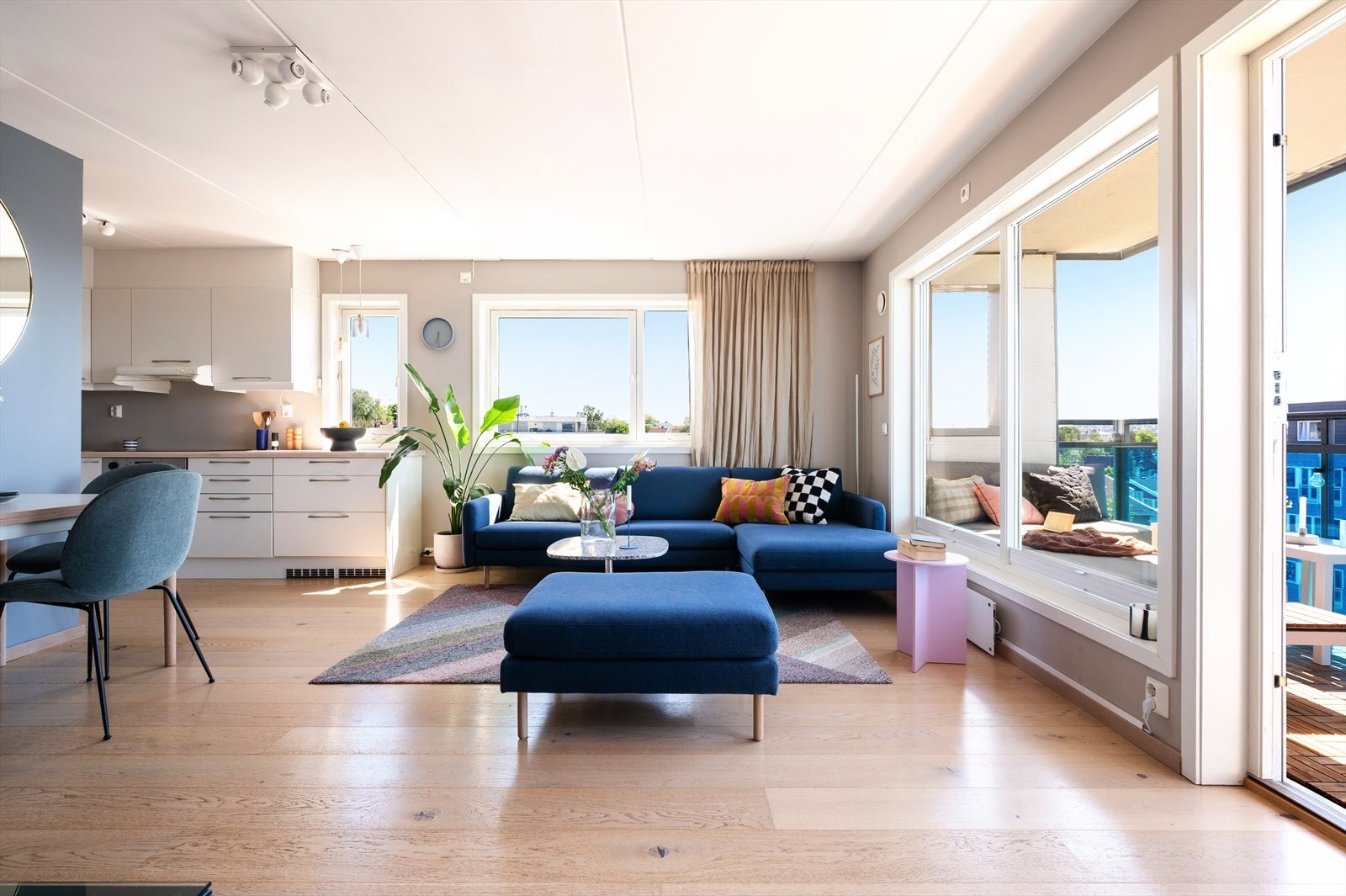 Fra stuen er det utgang til en solrik balkong som forlenger oppholdsrommet i sommerhalvåret. Galleribilde