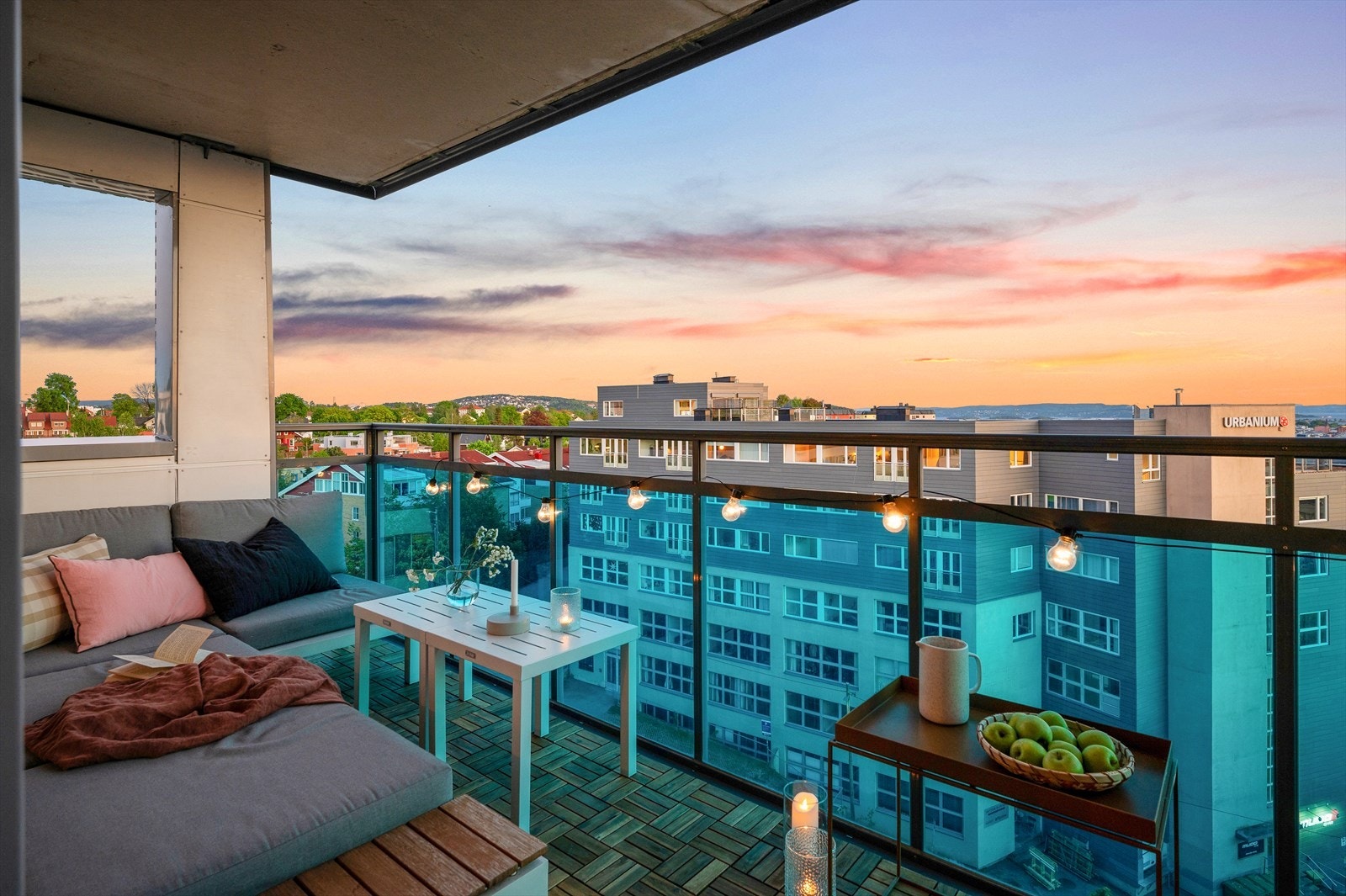 Romslig balkong på ca. 8 m² med god plass til sittegruppe, grill og planter. Galleribilde