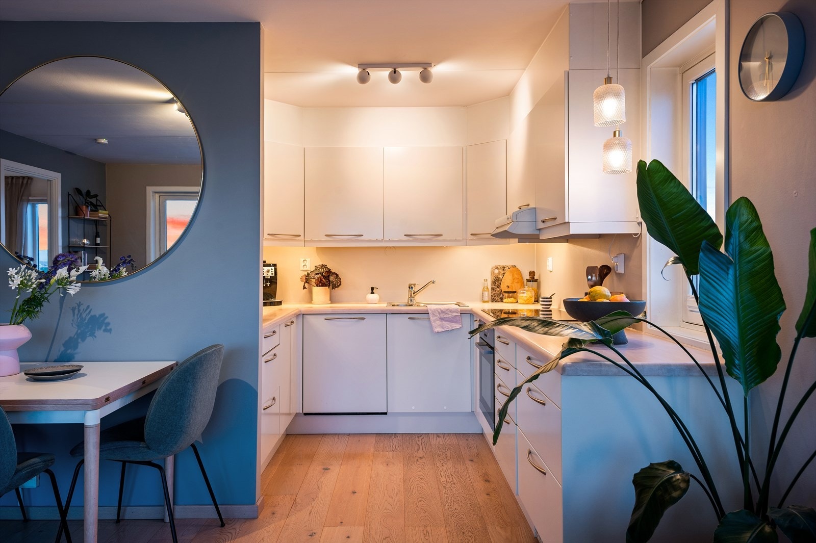 Praktisk løsning med integrerte hvitevarer, blant annet kjøleskuffer, stekeovn, induksjonstopp og oppvaskmaskin (Miele, 2019). Galleribilde