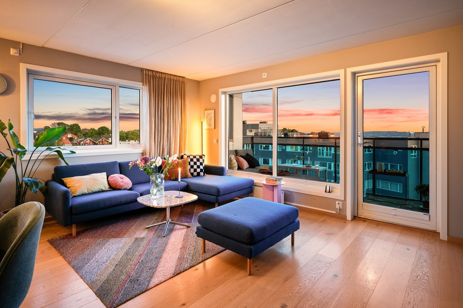 Store vindusflater fra to vinkler som gir rikelig med naturlig lys og en luftig atmosfære til stuen. Galleribilde