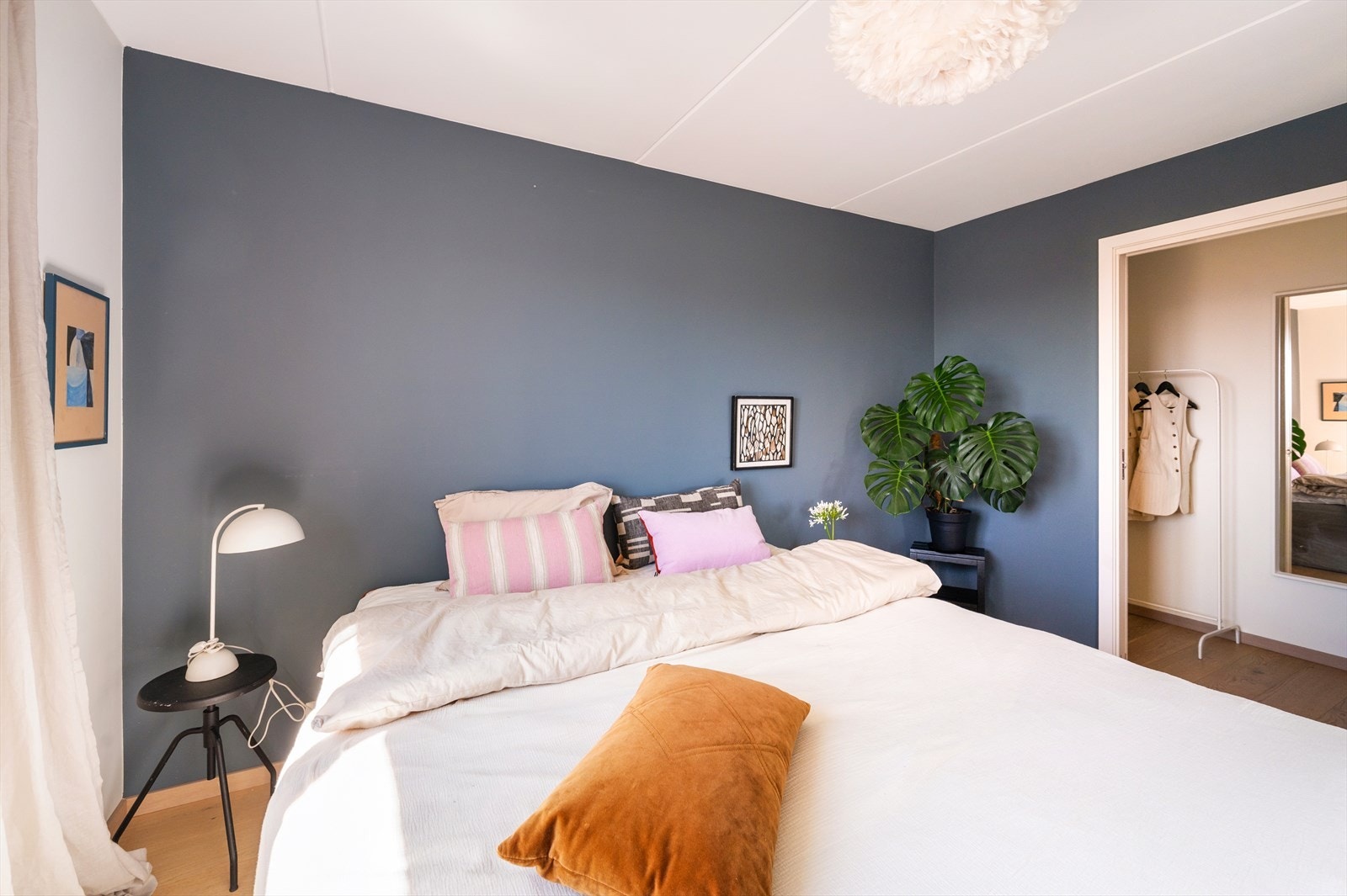 Walk-in closet i tilknytning til rommet gir rikelig med oppbevaringsplass. Galleribilde