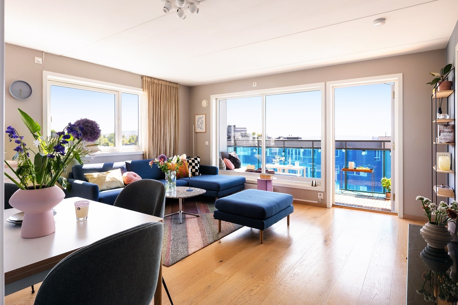 Lys og romslig stue med eikeparkett på gulv. Galleribilde