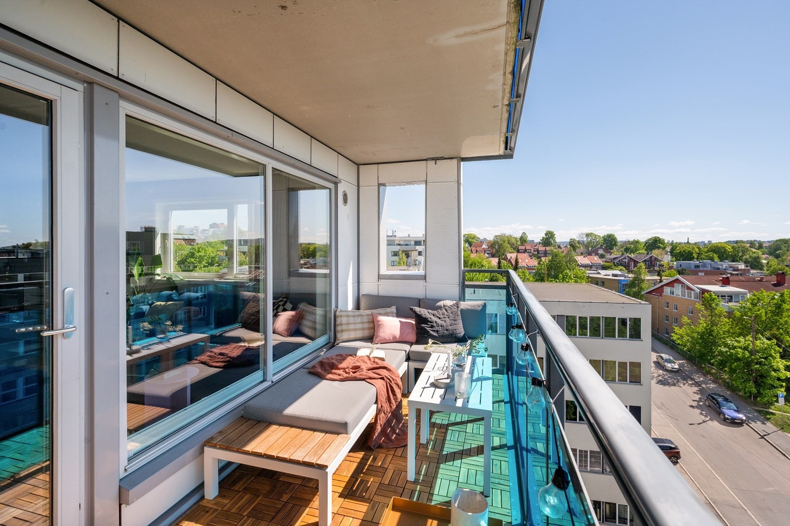 Balkongen har utgang fra stuen og byr på fantastiske solforhold - her kan du nyte solen fra ca. kl. 11-12 til rundt 21.30 på sommerkveldene. Galleribilde