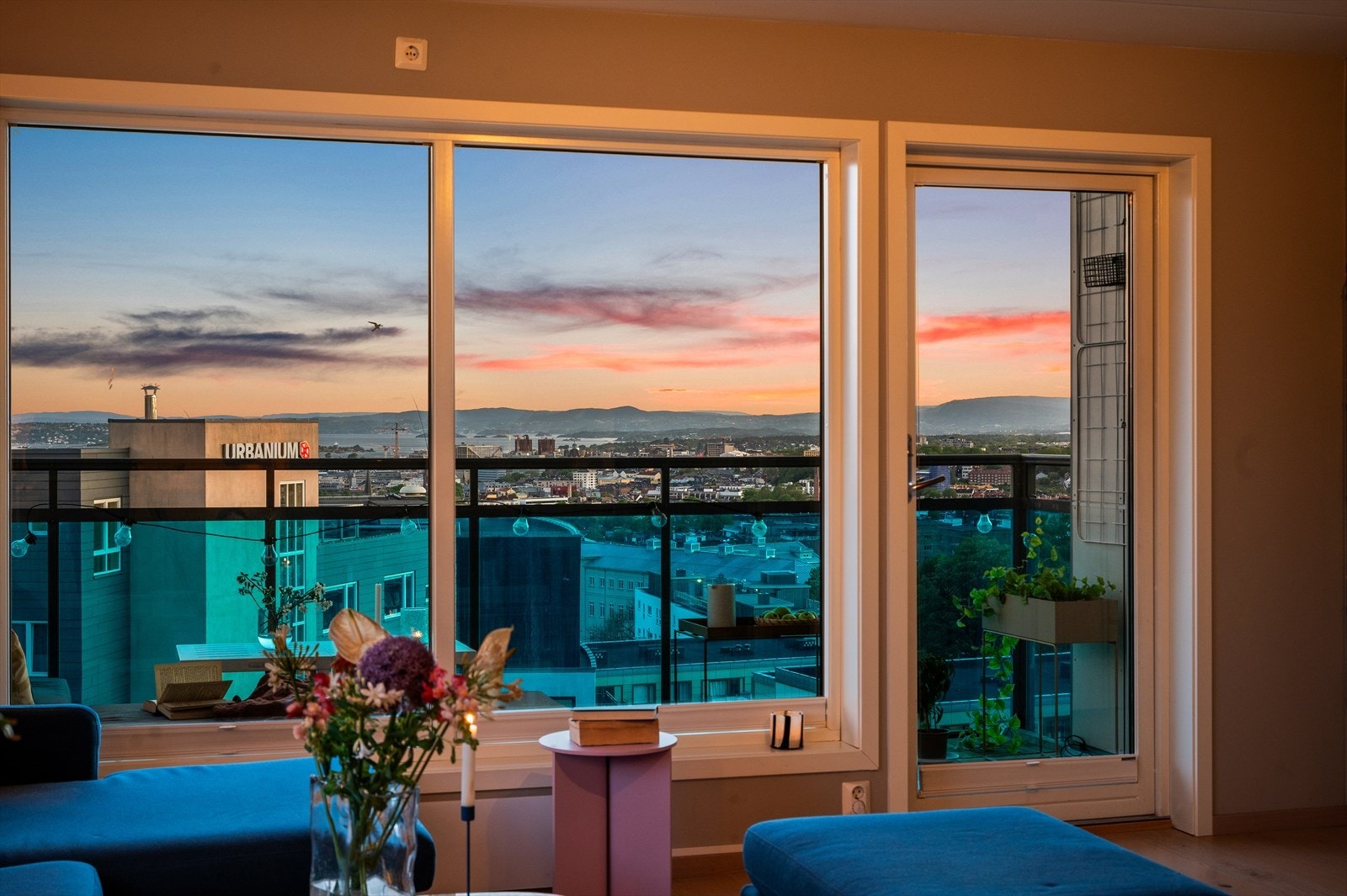 Boligen har ekstra mange vinduer, men likevel godt skjermet for innsyn. Galleribilde