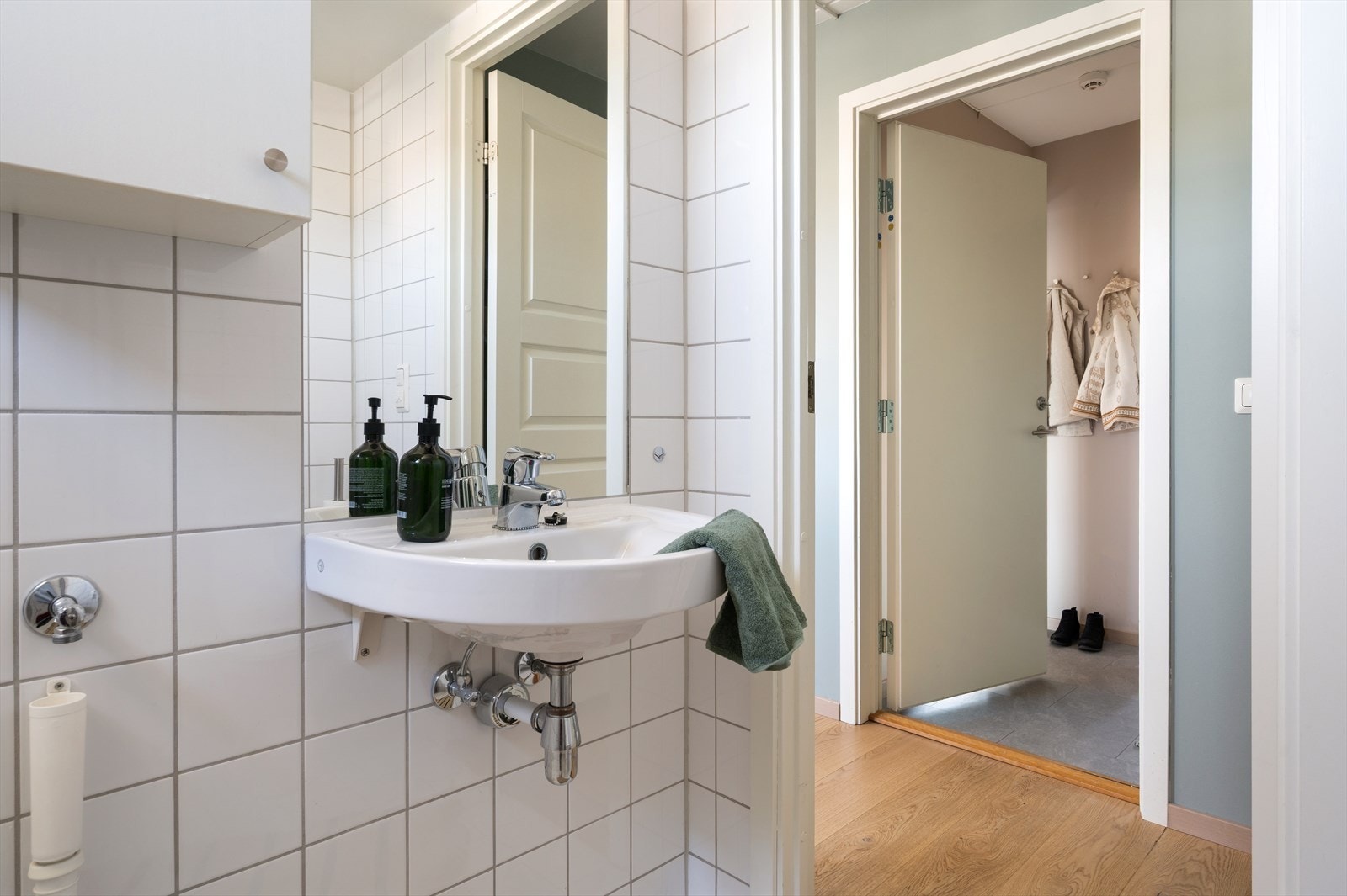 Badet inneholder servant med speil og belysning, toalett og dusj. Galleribilde