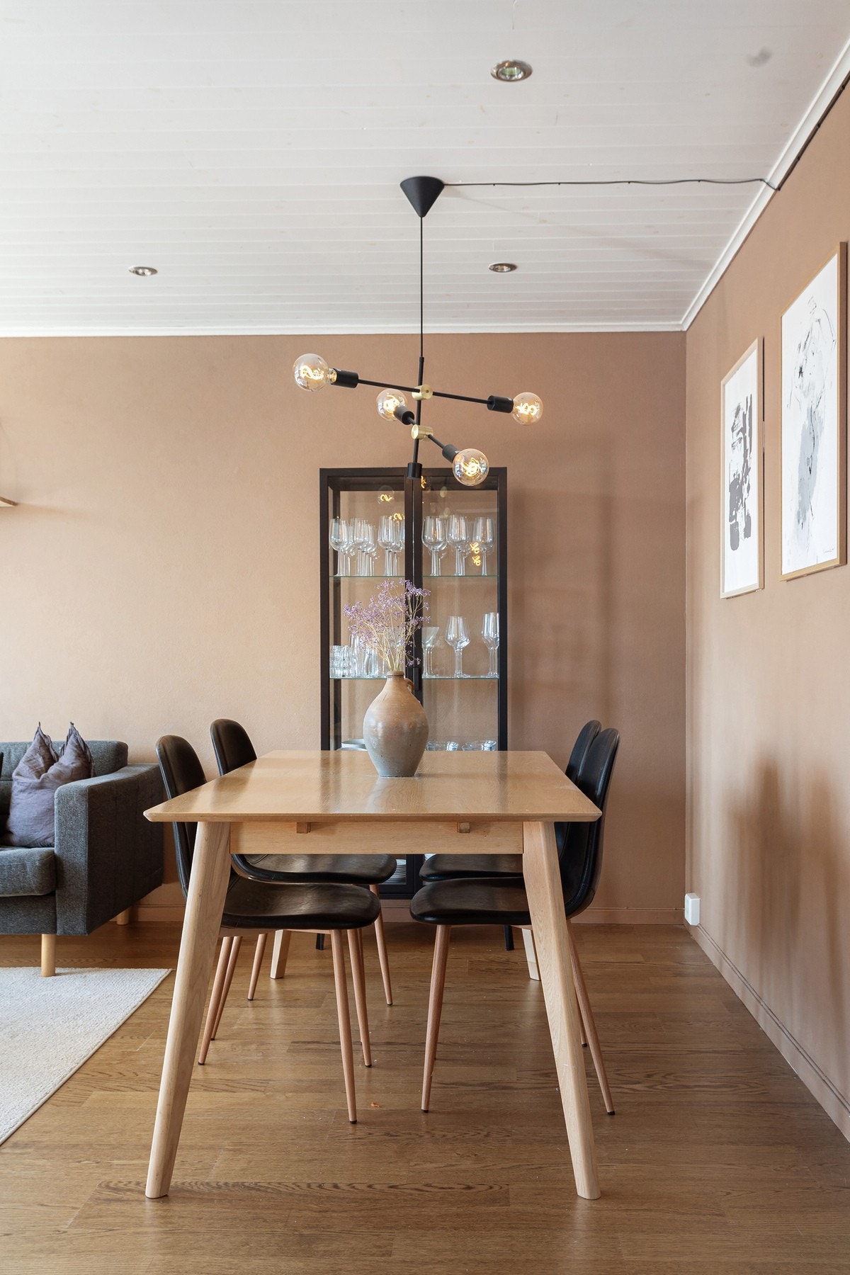 Her ligger alt til rette for hyggelige måltider og sosiale sammenkomster rundt spisebordet, enten med familie eller venner. Galleribilde