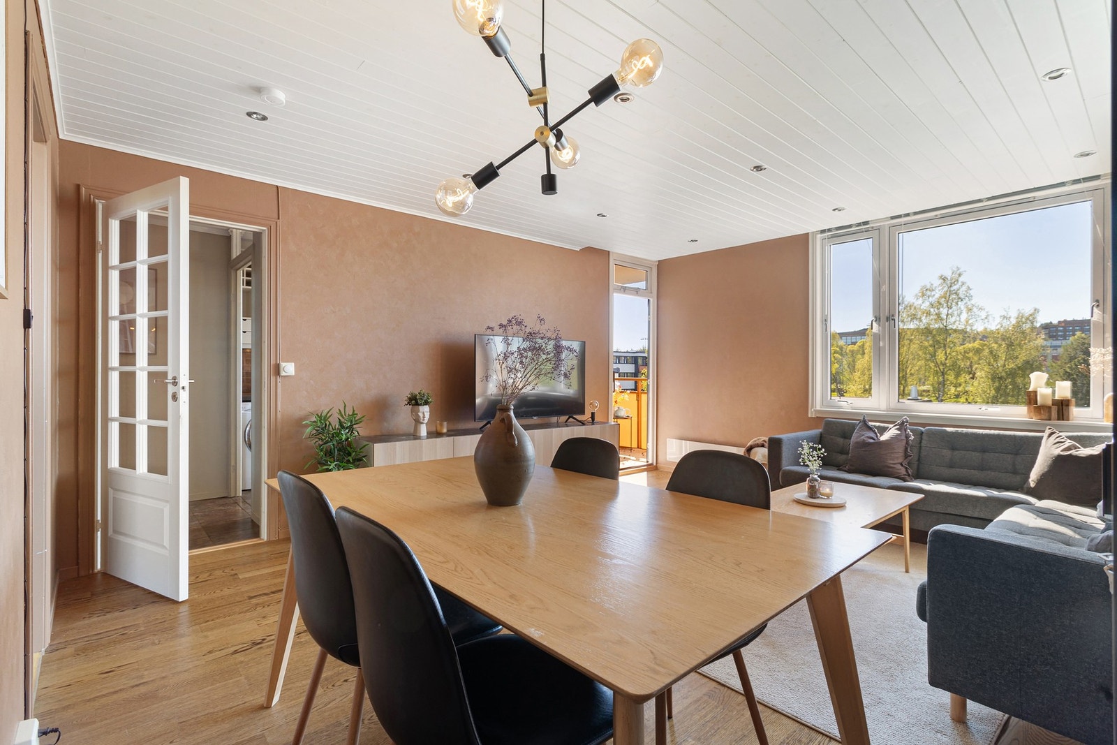 Velholdt og stilren 2-roms leilighet på 51 kvm BRA-i i 4.etasje med moderne standard. Galleribilde