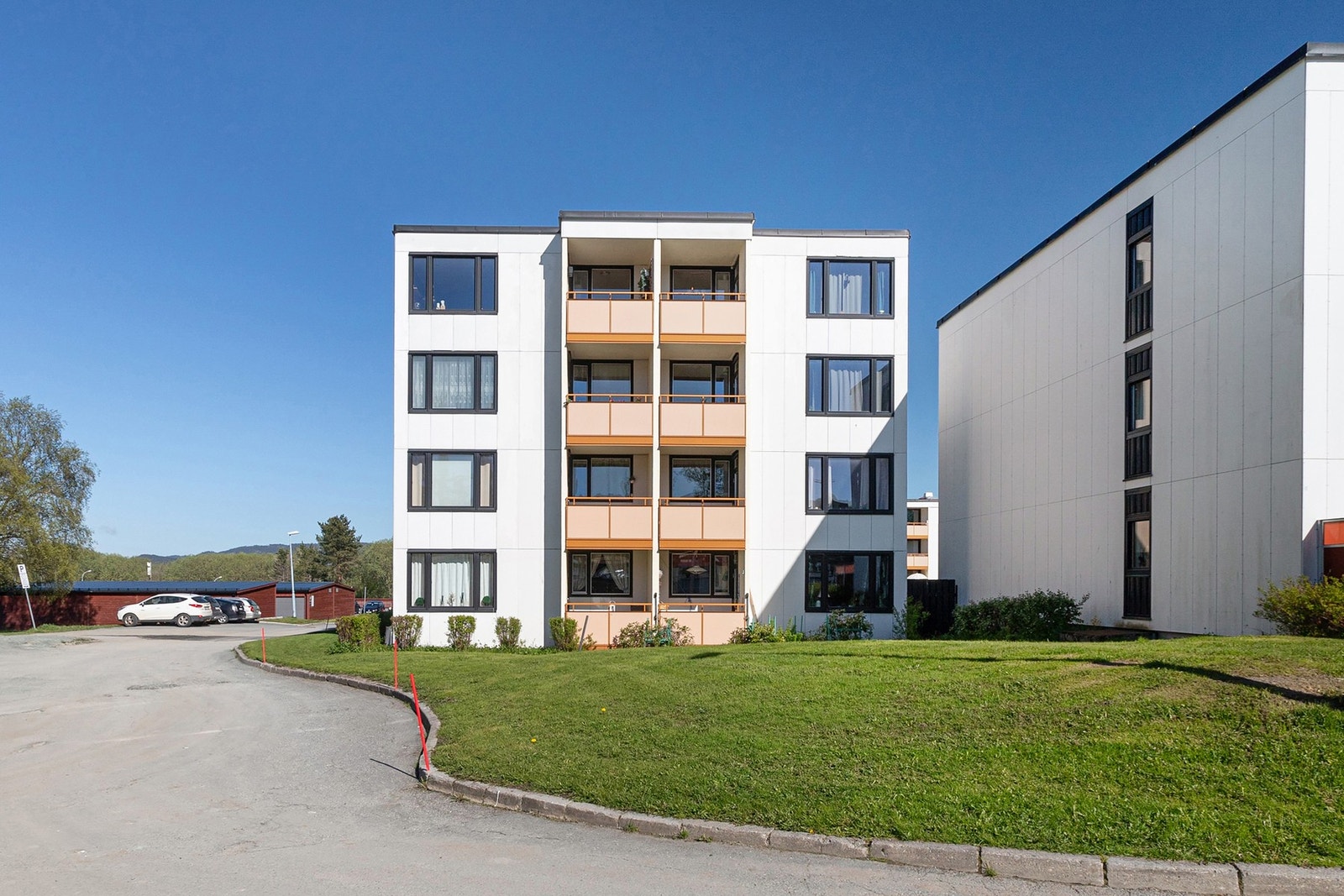 Det er gangavstand til Saupstad Torg og Saupstadsenteret med dagligvarebutikker, apotek, postkontor, bensinstasjon, treningssenter og tannlegeklinikk. Galleribilde