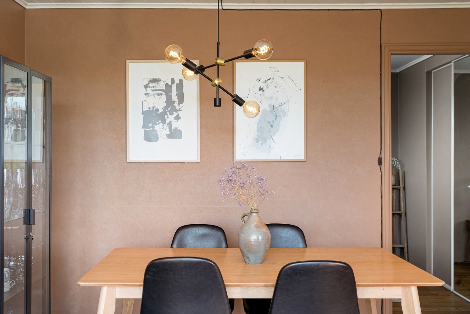 Leiligheten har god plass til å innrede med spisebord, interiørdetaljer og øvrig møblement. Galleribilde